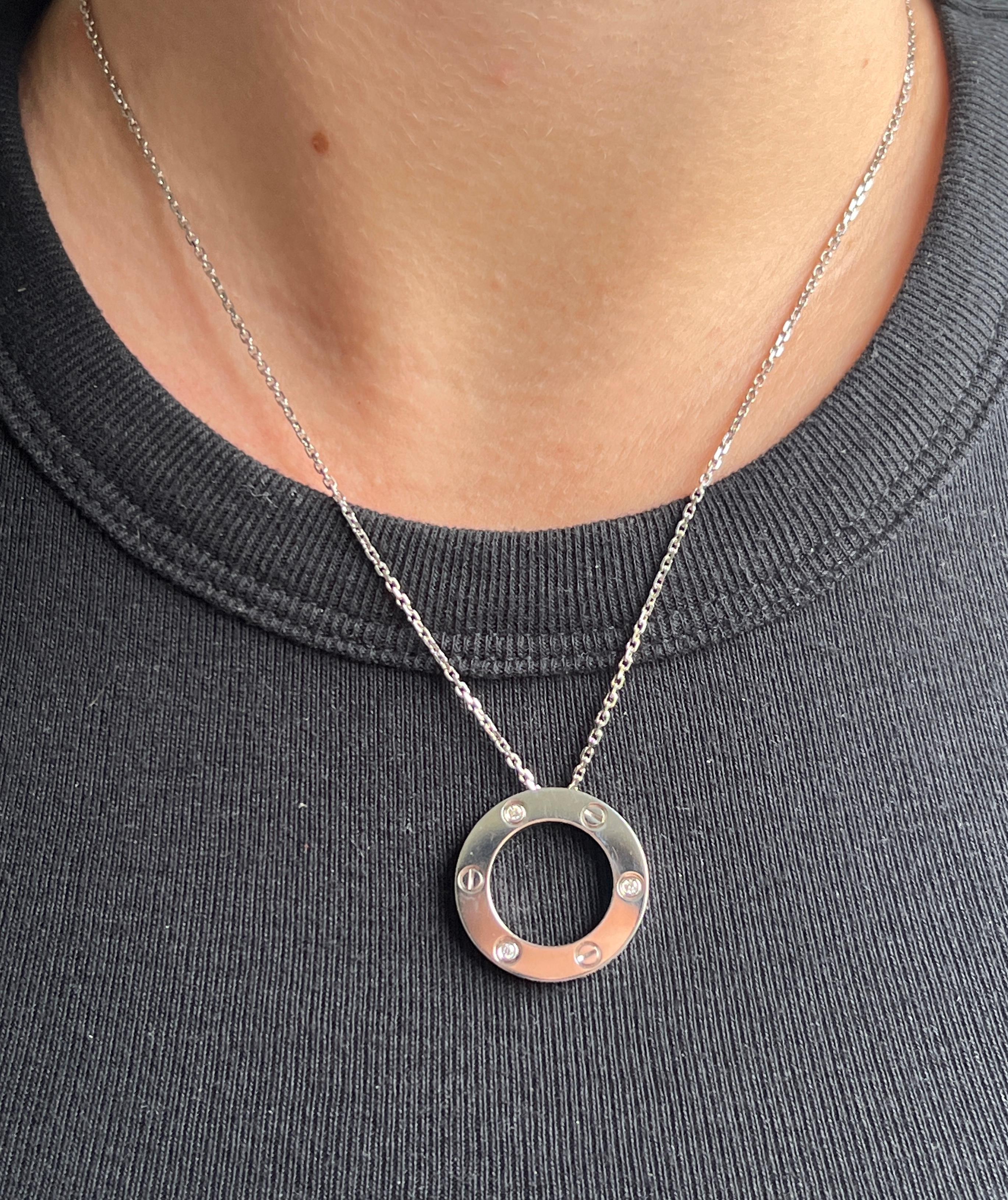 Zeitgenössisches Collier mit Anhänger aus 18 Karat Weißgold von Cartier. Dieses kultige Design mit abwechselnden Diamanten und Schrauben zeichnet sich durch drei runde Brillanten von insgesamt ca. 0,07 Karat mit der Farbe F und der Reinheit VS2