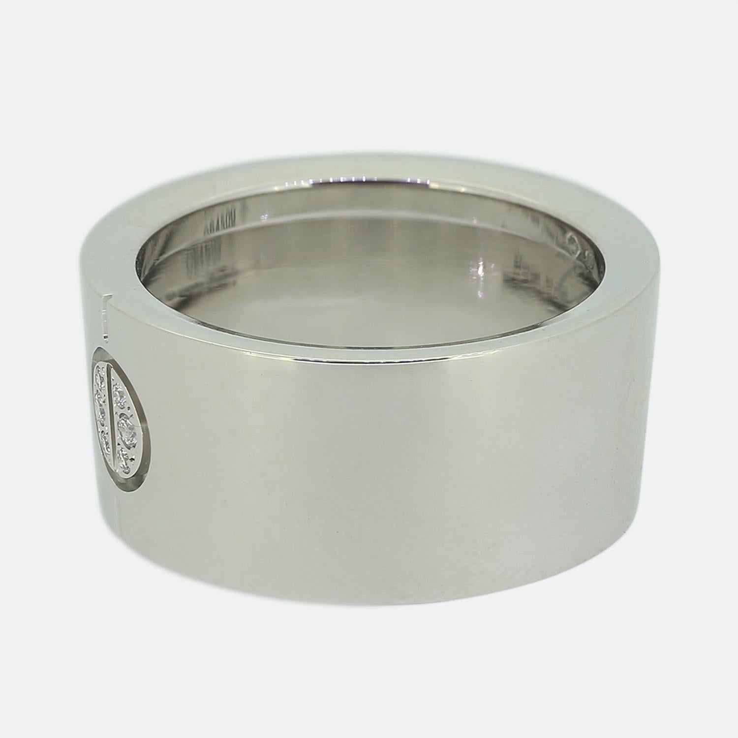 Aquí tenemos un anillo de oro blanco de 18 quilates de la mundialmente conocida casa de joyas Cartier. Esta pieza forma parte de su colección LOVE y es un raro modelo de forma cónica con un tornillo engastado con diamantes.

Estado: Usado