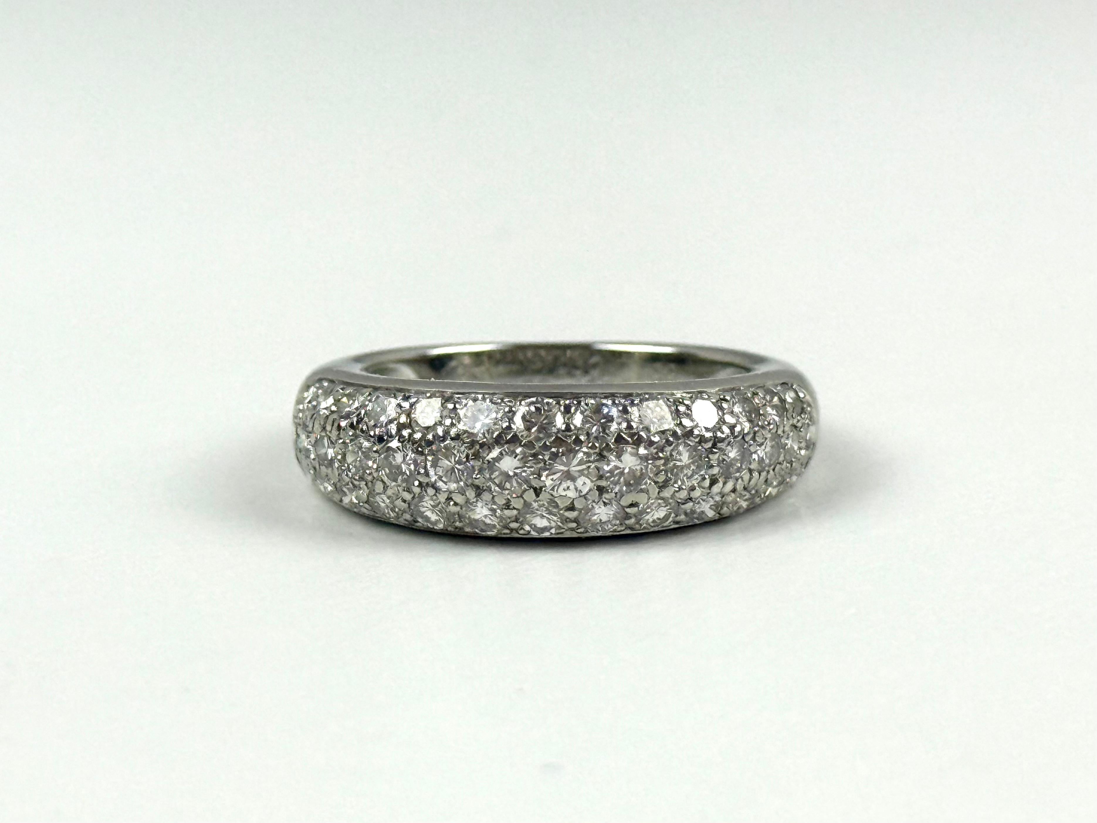 Dieser Ring aus 18-karätigem Weißgold verkörpert die zeitlose Eleganz und tadellose Handwerkskunst von Cartier und ist ein Beweis für unaufdringlichen Luxus. Die gesamte Oberfläche des Armbands ist meisterhaft mit einem kontinuierlichen Strom von