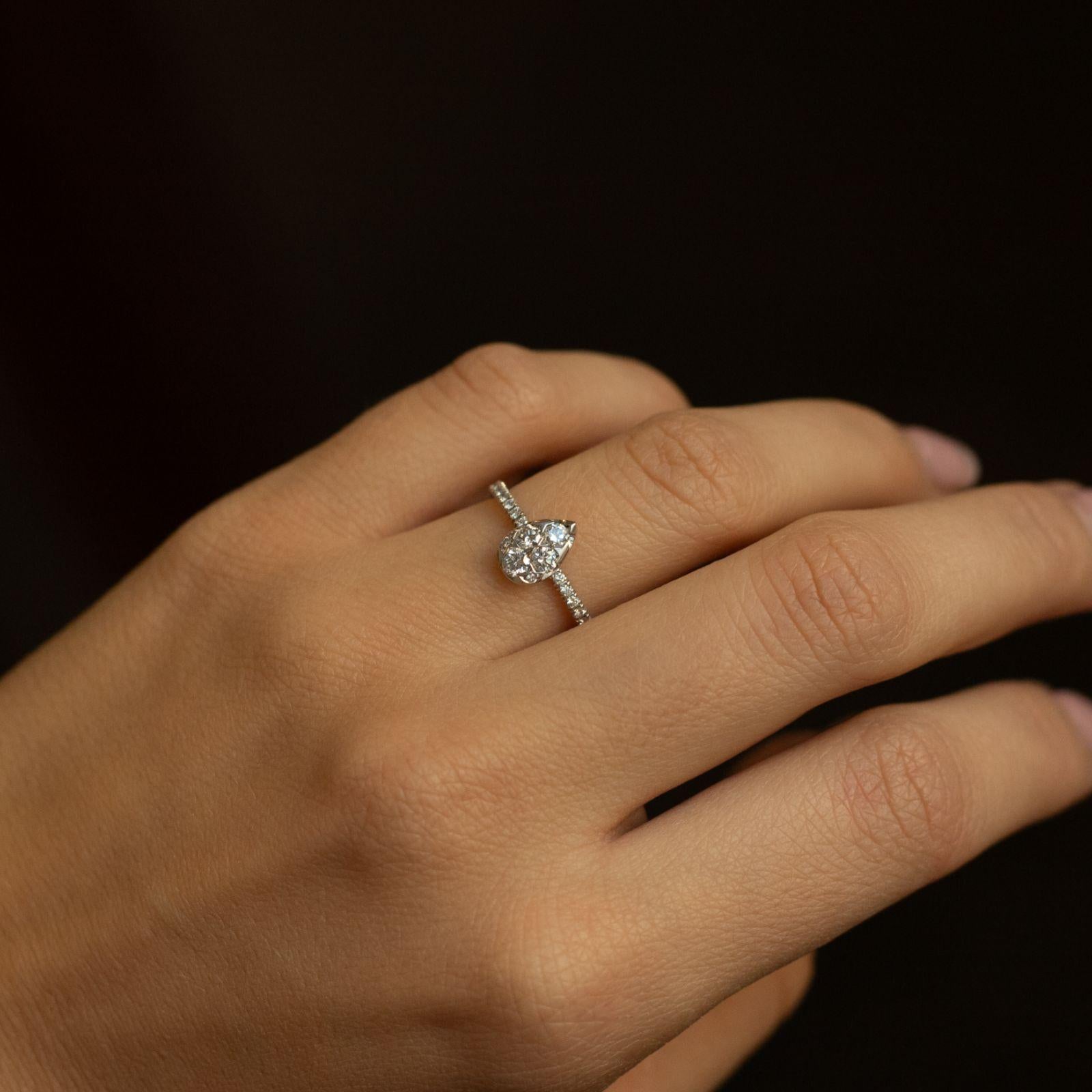 Taglio rotondo Anello Cartier con diamante a forma di pera in oro bianco 18 carati in vendita