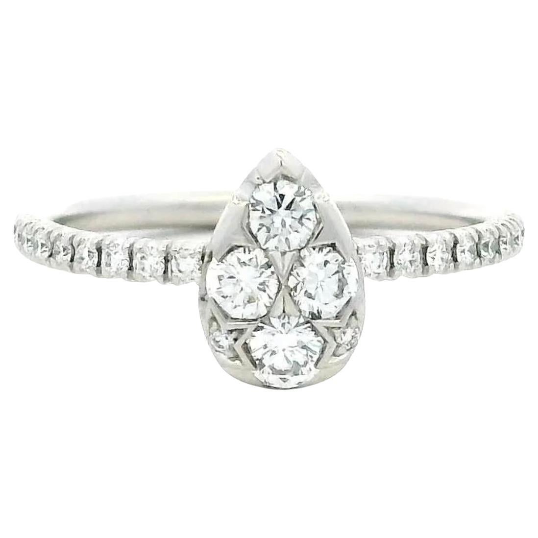 Anello Cartier con diamante a forma di pera in oro bianco 18 carati in vendita