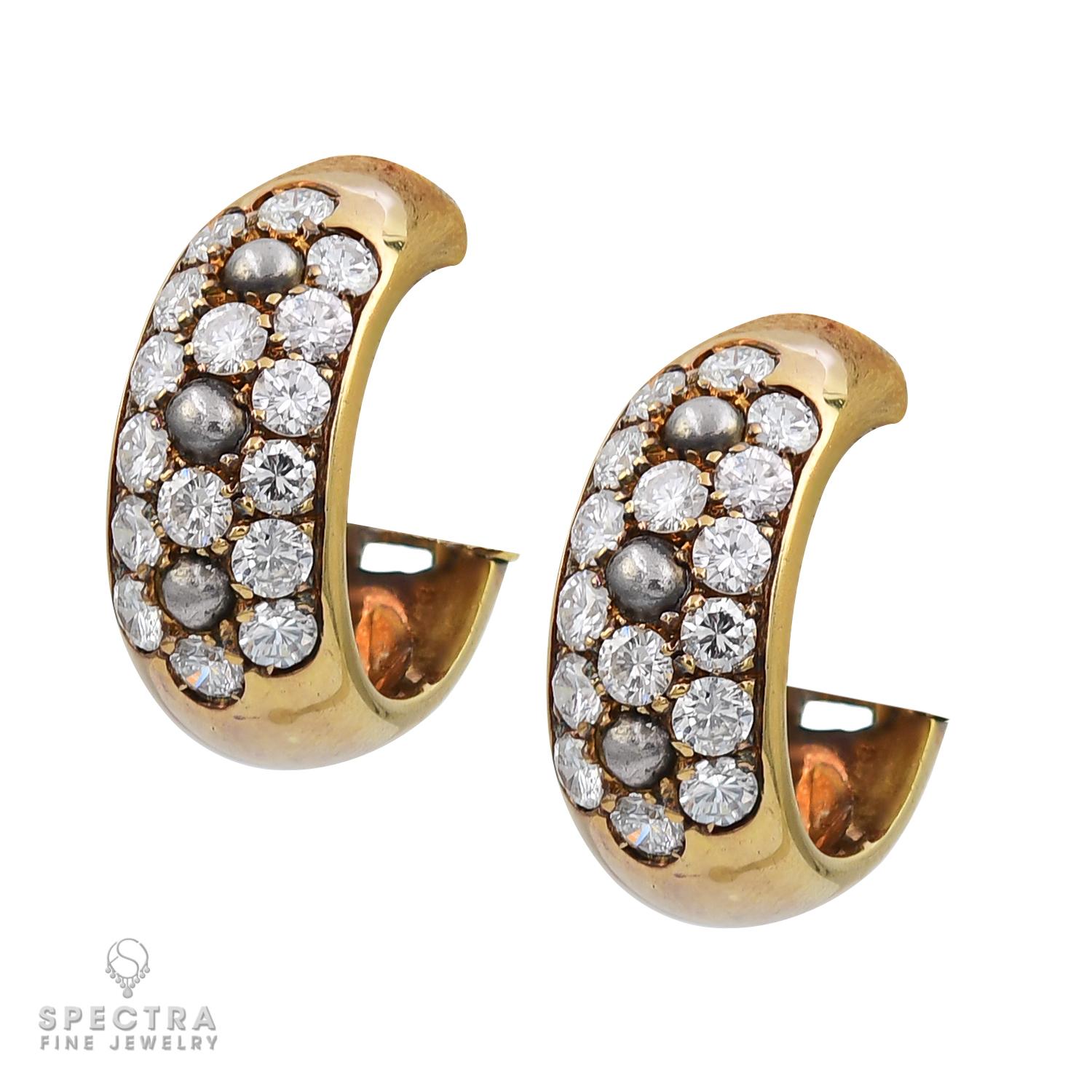 Une belle suite de bijoux comprenant une paire de clips d'oreille et une bague, réalisée par Cartier vers les années 1970-80.

Les clips d'oreilles sont sertis de 32 diamants ronds de taille brillant pesant au total environ 1,92 carats.
Chaque