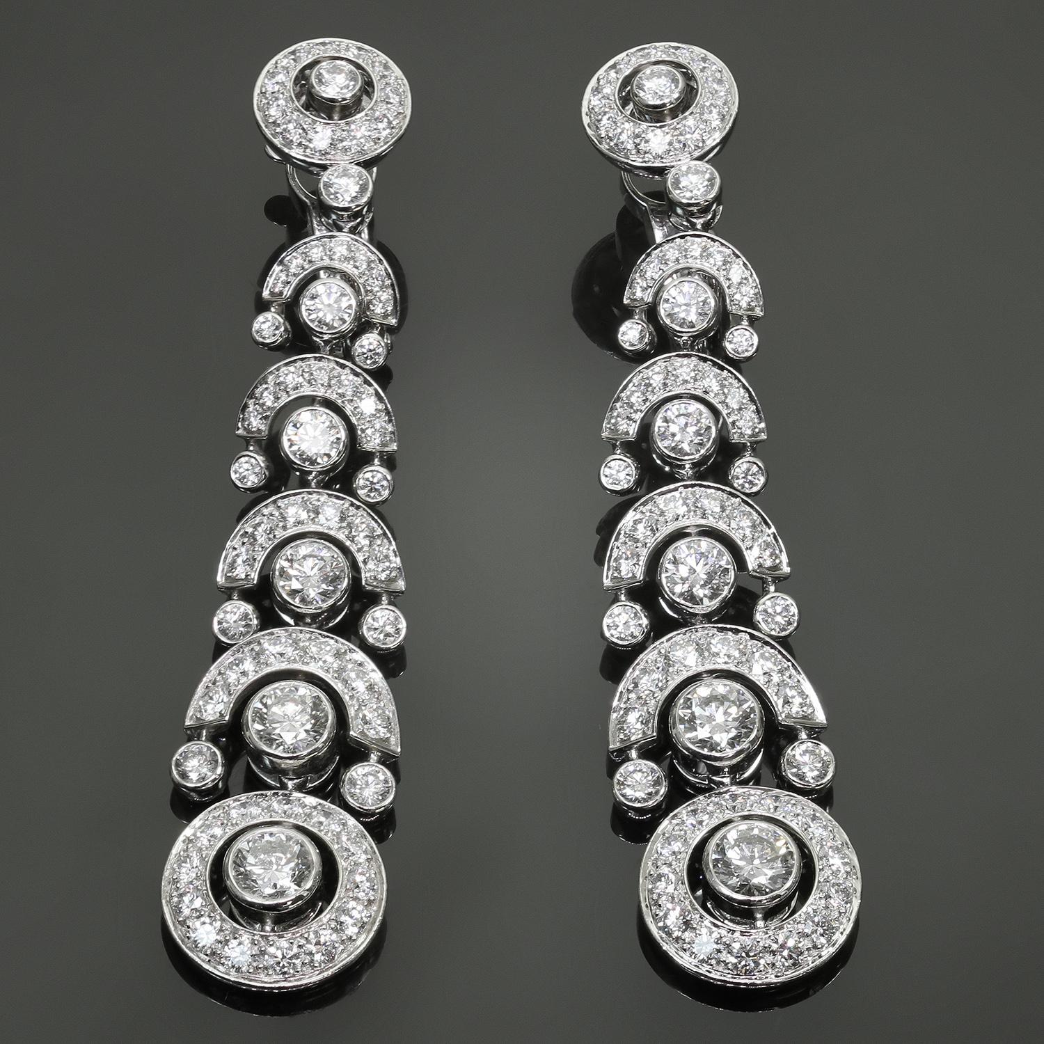 Diese prächtigen, modernen und authentischen Cartier-Kronleuchter-Ohrringe sind aus Platin gefertigt und mit runden, brillanten D-E-F VVS1-VVS2 Diamanten mit einem geschätzten Gewicht von 4,80 - 5,0 Karat besetzt. Hergestellt in Frankreich um 2021.