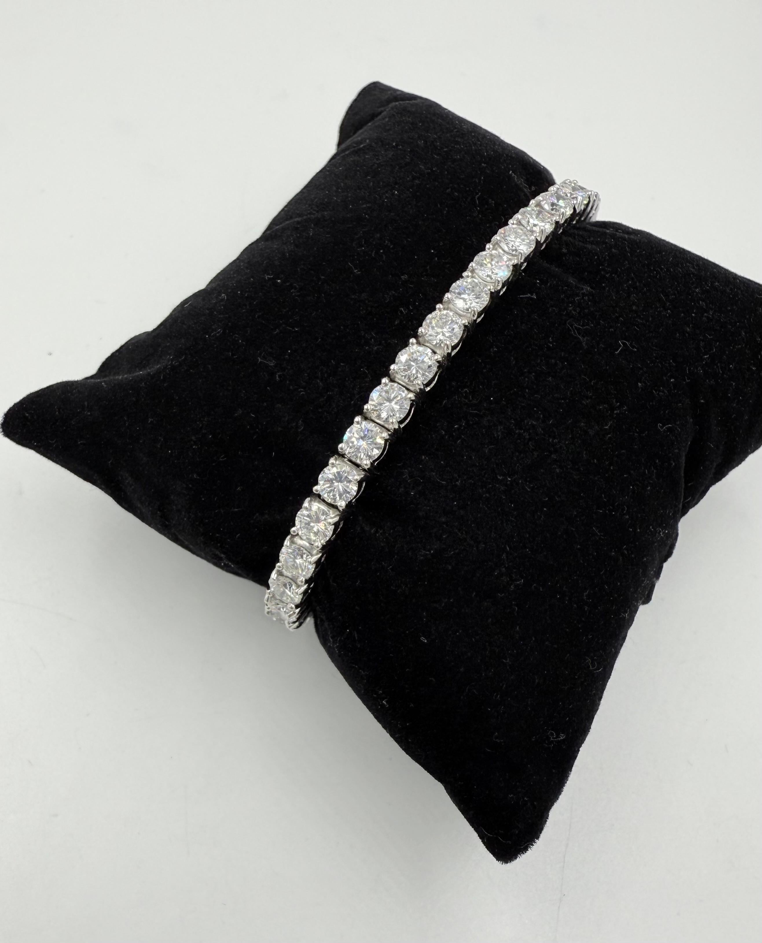 Femenino o masculino Cartier Diamond Platinum Tennis Bracelet 6 5/8” Long en venta