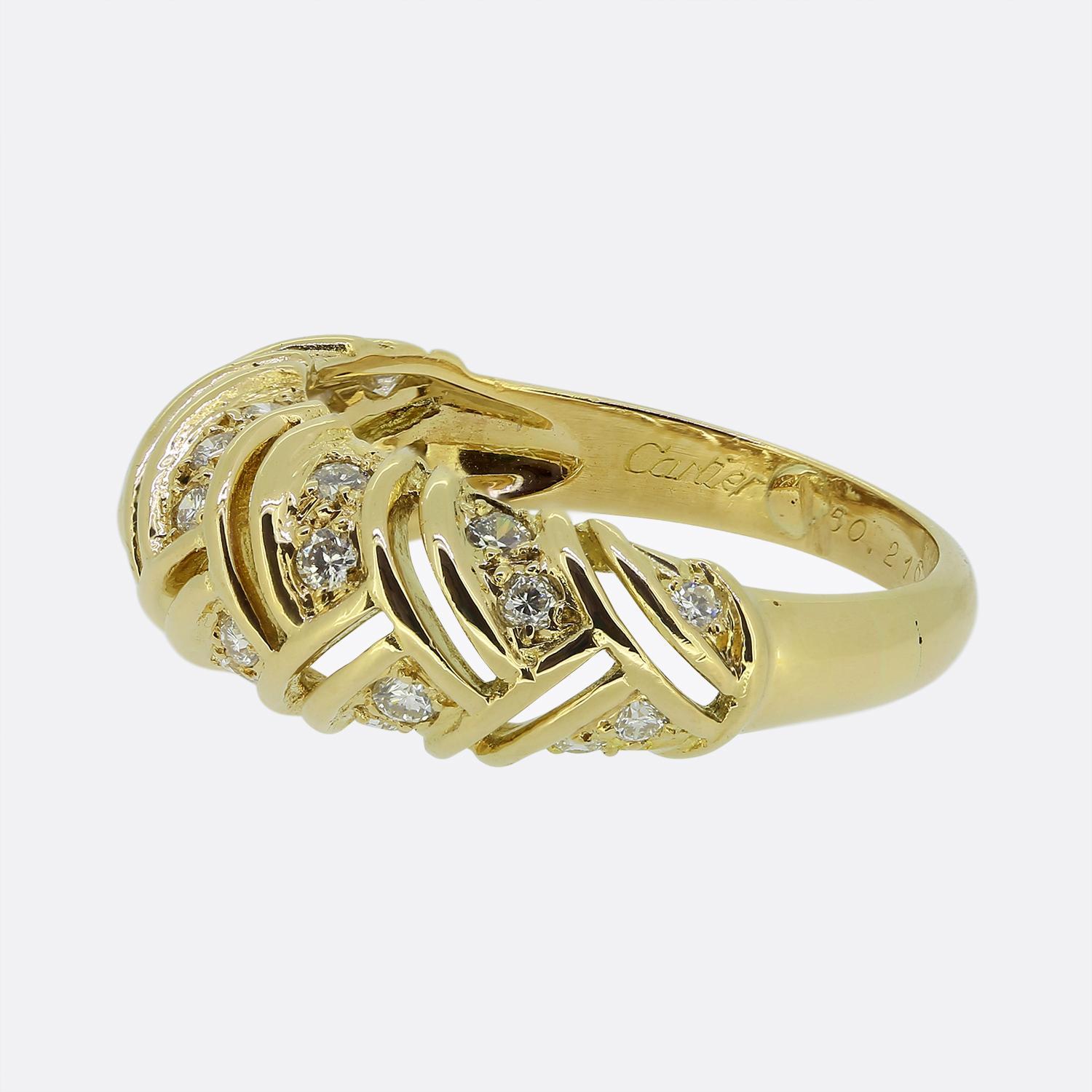 Ecco un delizioso anello con diamante della famosa casa di gioielli di lusso Cartier. Questo pezzo vintage è stato realizzato in oro giallo 18ct e presenta un accattivante design a reticolo intrecciato con diamanti bianchi a taglio brillante. Ogni