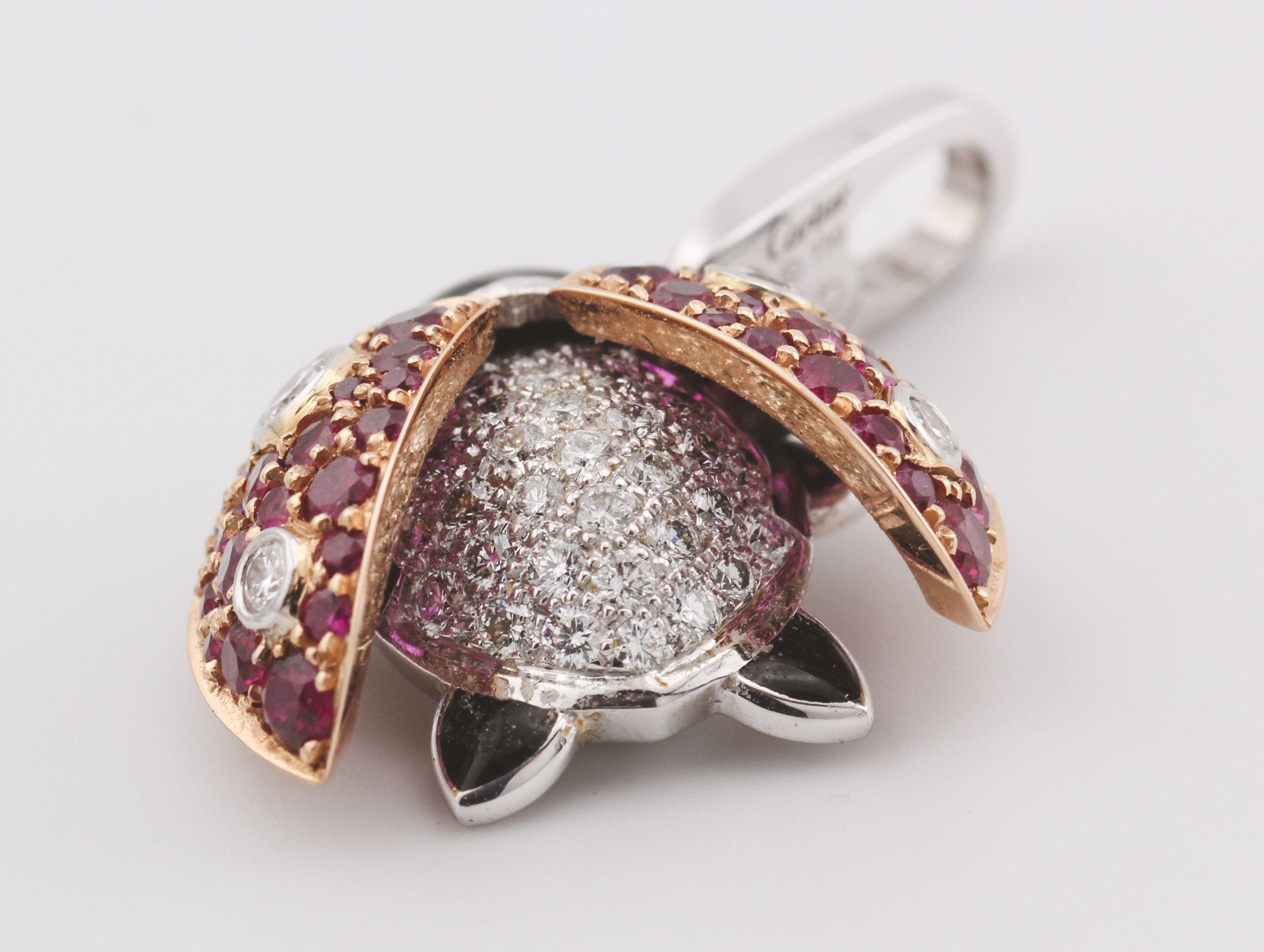 Colgante encanto mariquita Cartier diamante rubí oro 18k edición limitada en venta 4