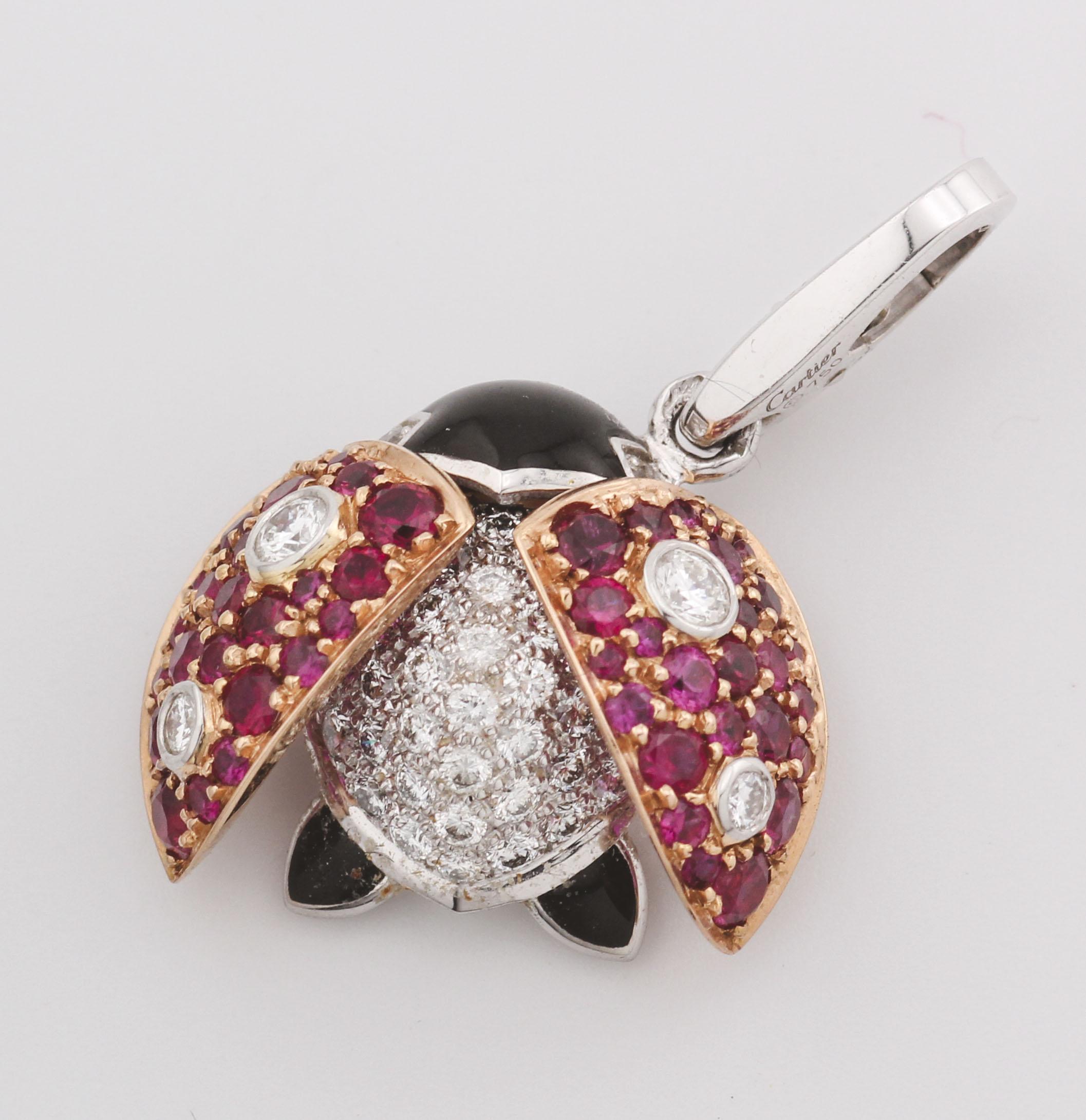 Déjate seducir por este Colgante Encanto Mariquita de Oro de 18 quilates con Diamantes Cartier, circa 2000. Meticulosamente elaborado, este colgante es un testimonio del legado de Cartier de crear joyas excepcionales que combinan a la perfección la