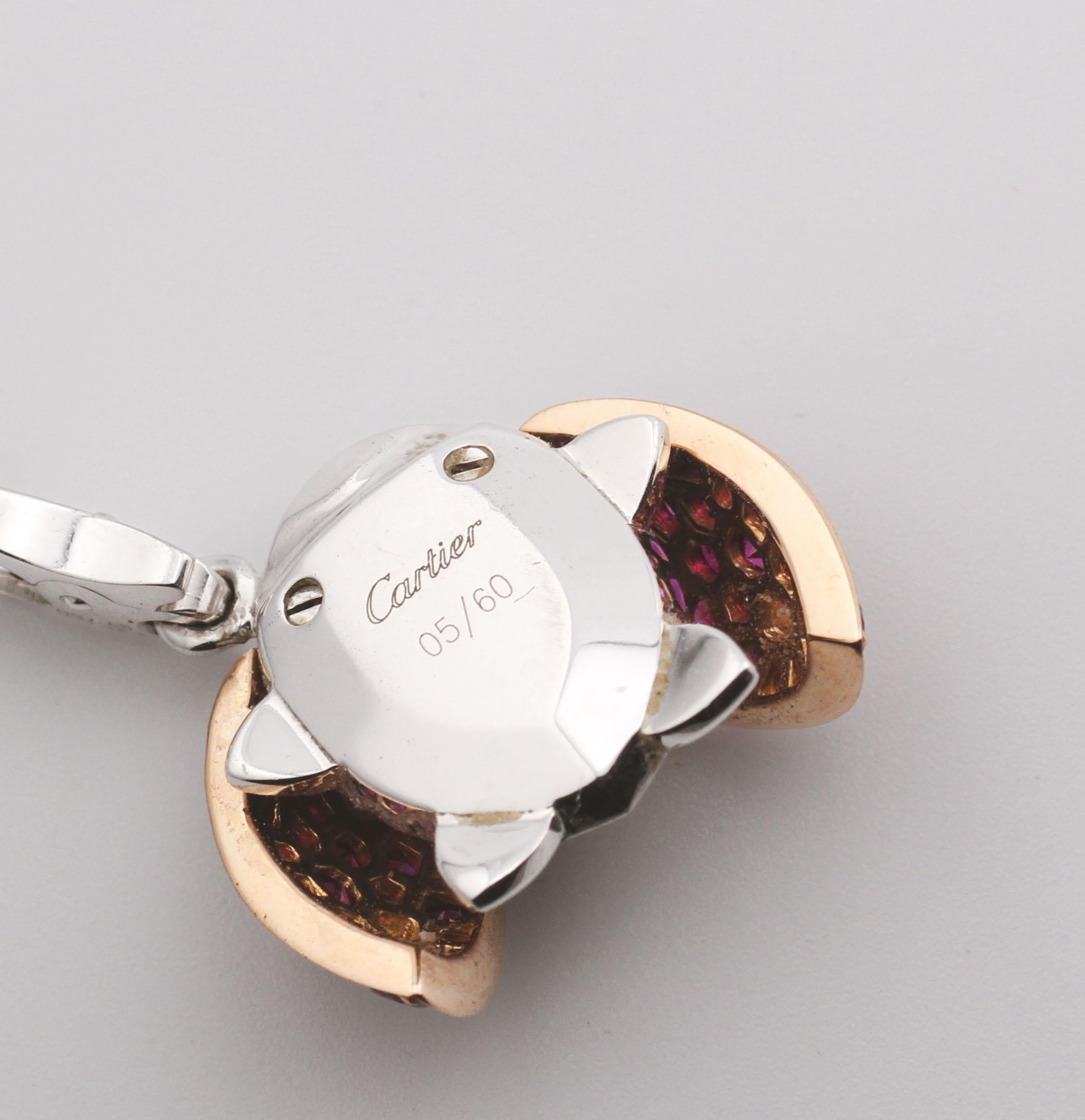 Colgante encanto mariquita Cartier diamante rubí oro 18k edición limitada en Excelente estado para la venta en Simpsonville, SC