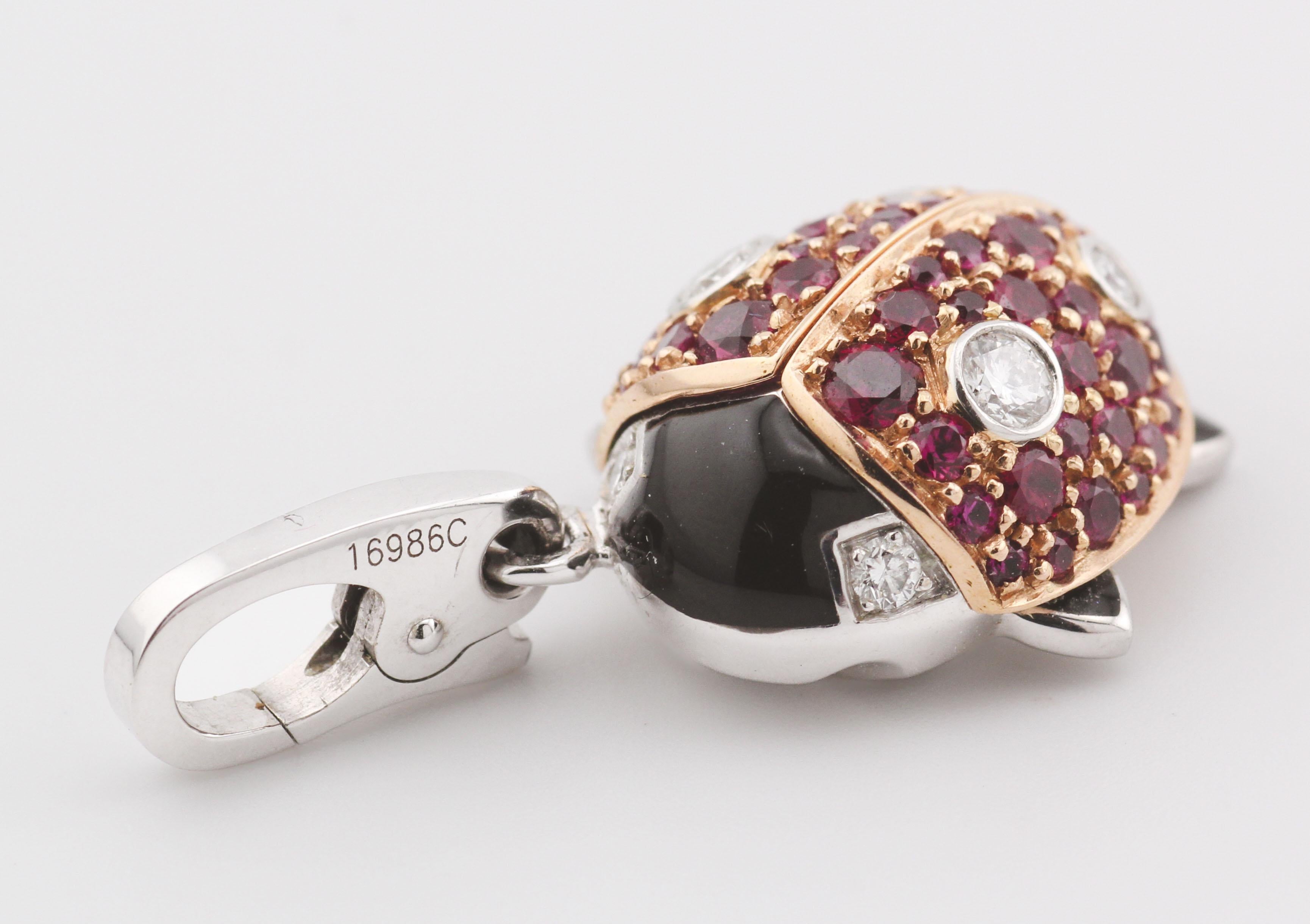 Femenino o masculino Colgante encanto mariquita Cartier diamante rubí oro 18k edición limitada en venta