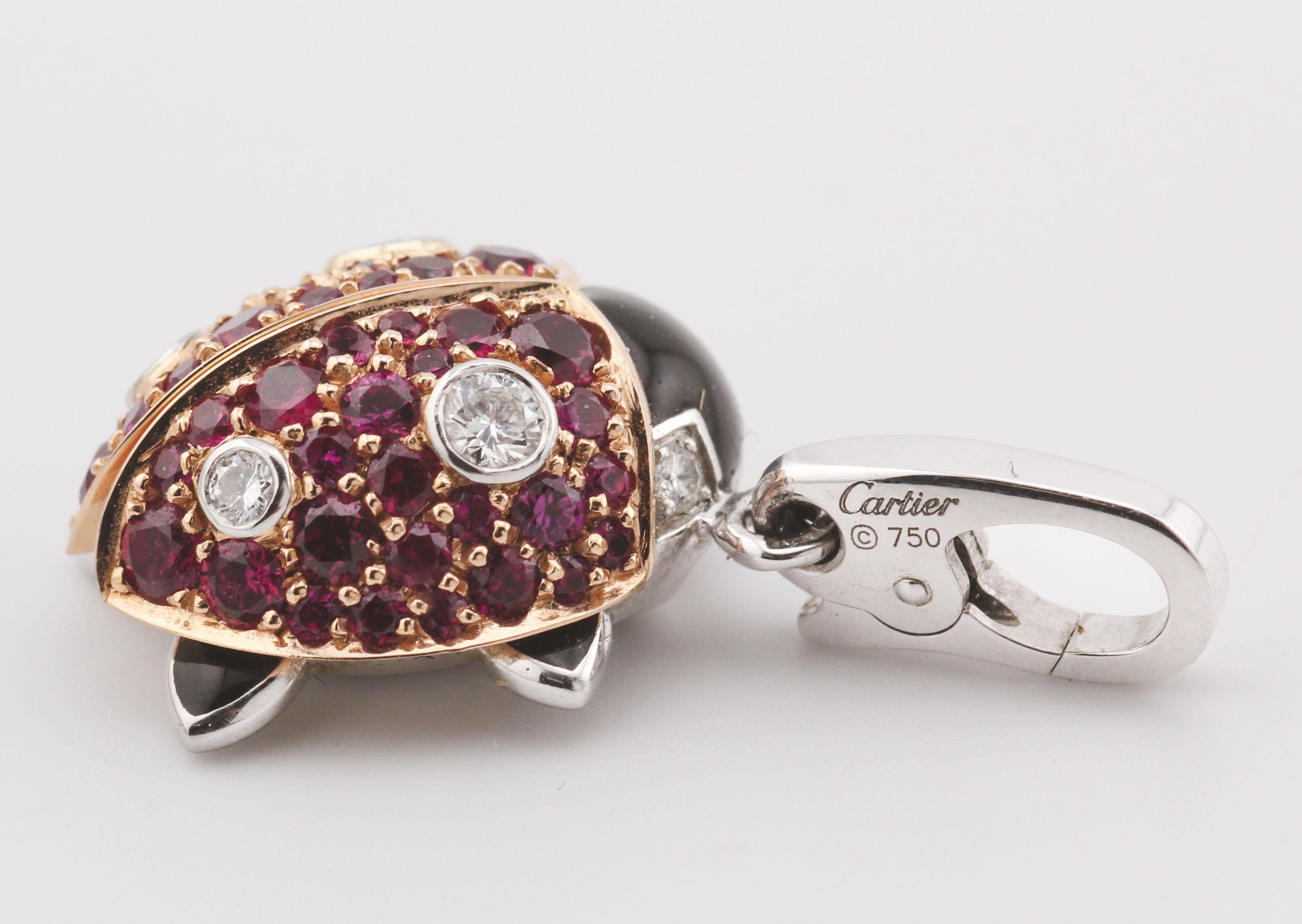 Colgante encanto mariquita Cartier diamante rubí oro 18k edición limitada en venta 1