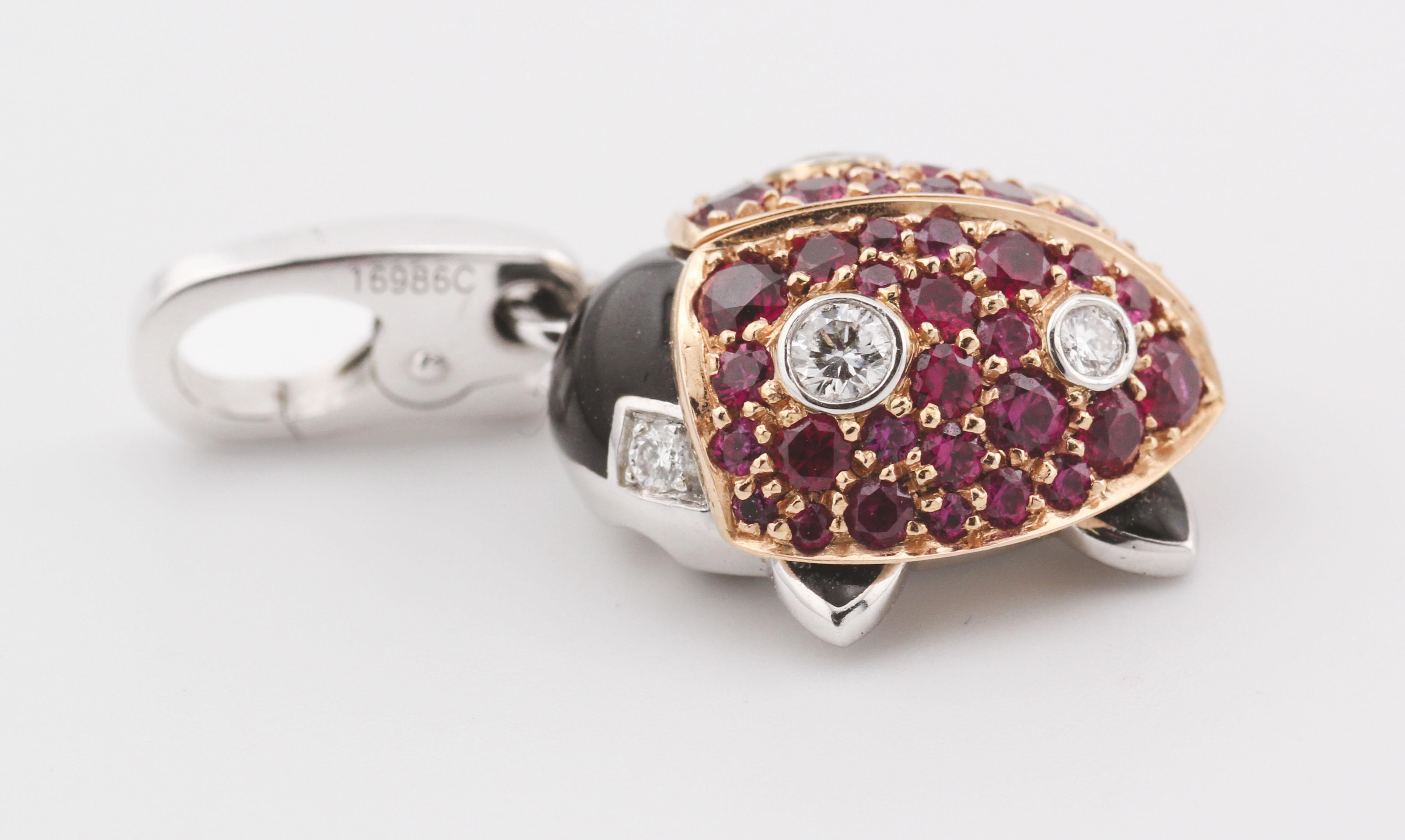 Colgante encanto mariquita Cartier diamante rubí oro 18k edición limitada en venta 2