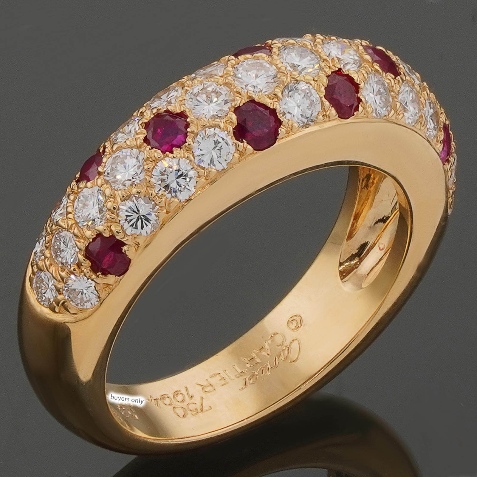 Cette bague classique authentique de Cartier est réalisée en or jaune 18 carats et sertie de diamants ronds E-F-G VVS1-VVS2 de taille brillant et de rubis rouges ronds. Fabriquées en France en 1994. Dimensions : 0,23