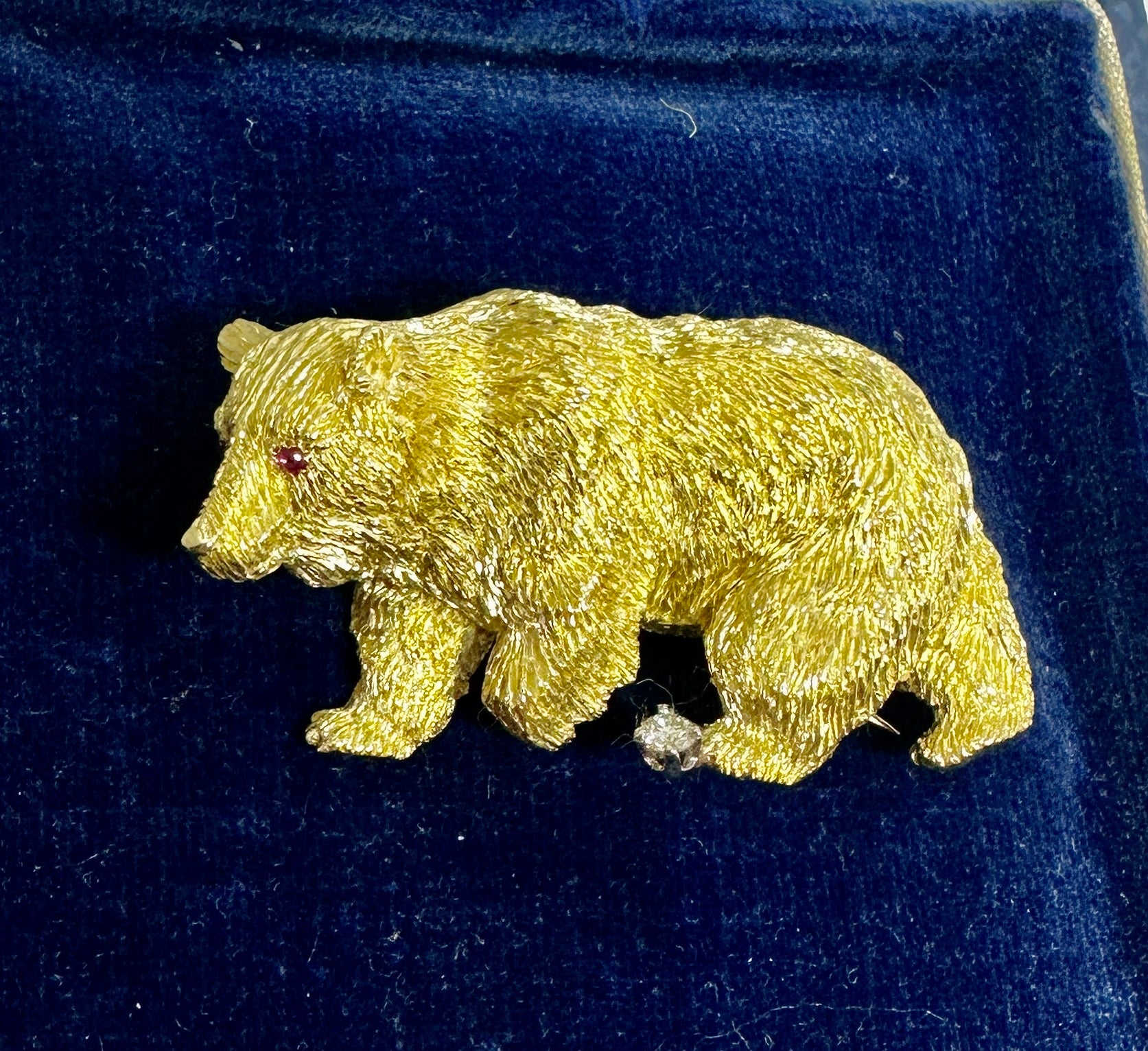 Regálate un precioso y raro Broche Oso Cartier antiguo de Oro de 18 Kilates con ojos de Rubí y un copo de nieve de Diamantes Cartier.  El broche está firmado CARTIER y numerado 20576.  El oso es una obra maestra de Cartier.   El oso totalmente
