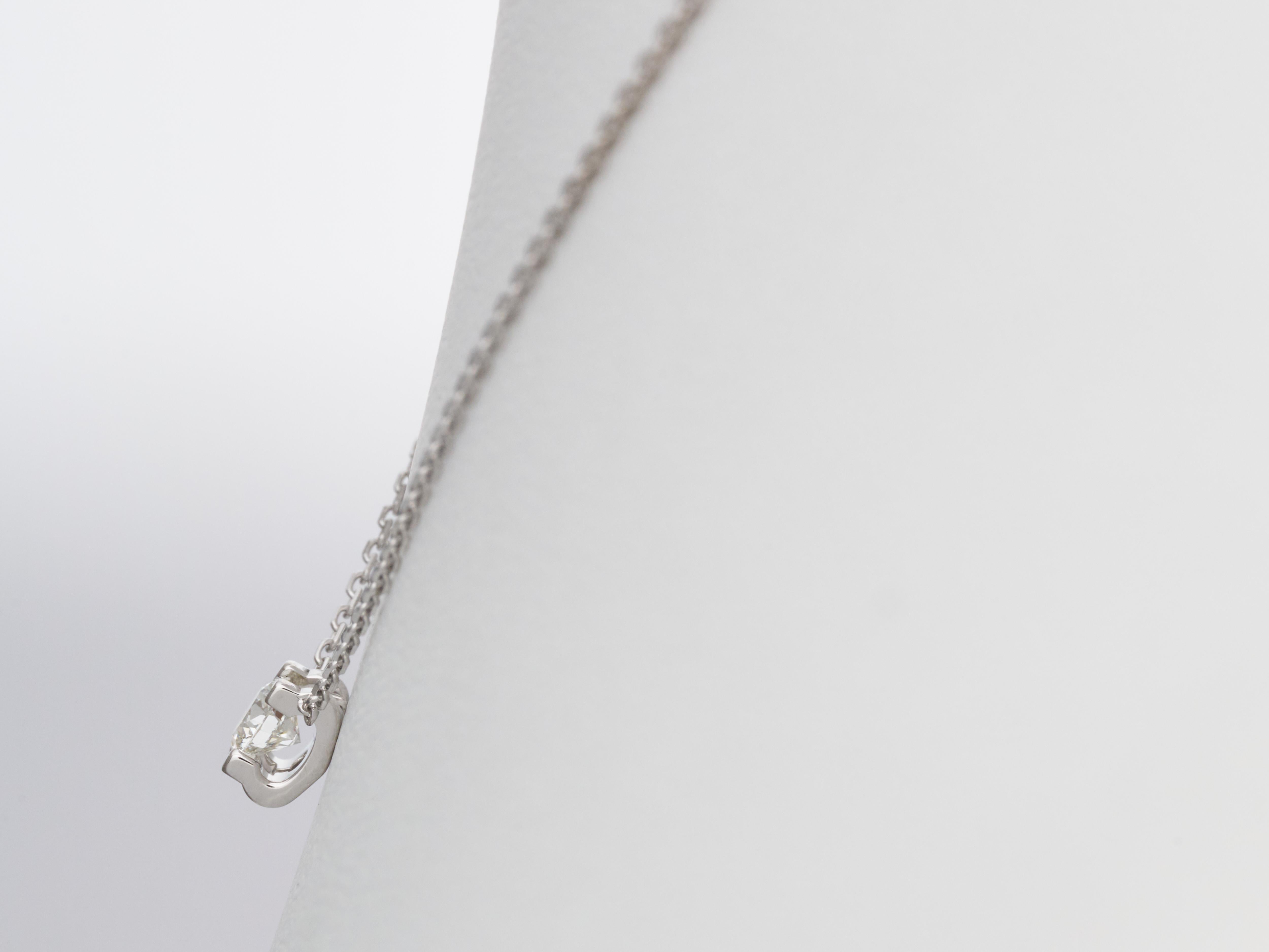 Cartier 

C de Cartier

Collana con ciondolo con solitario di diamanti naturali 

oro bianco 18 carati 

Condizioni eccellenti


La pietra è certificata GIA, il certificato GIA sarà fornito in formato digitale al nuovo proprietario.


La pietra è un