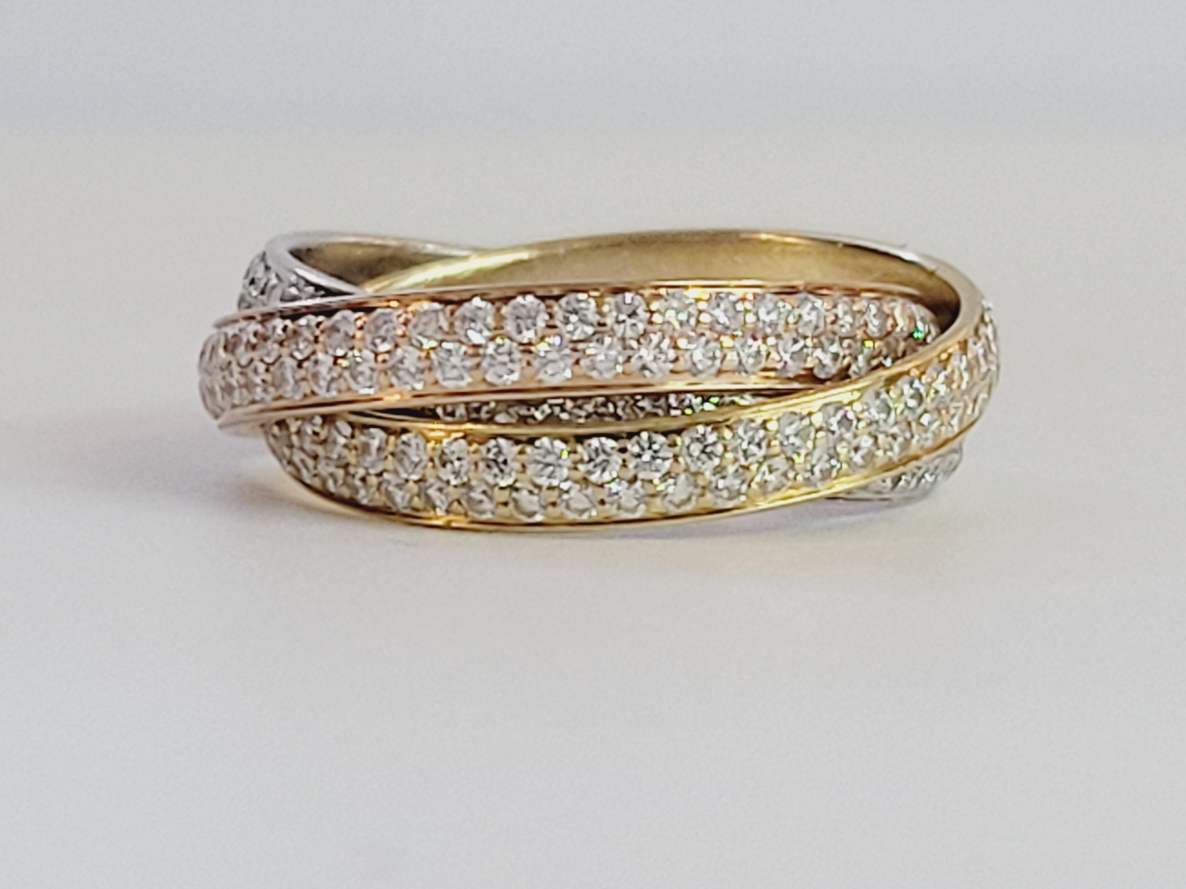 18k Tri-Color Gold Diamond Small Model Trinity Band Ring von Cartier.
 Mit 300 Diamanten im Brillantschliff
 Reinheit VVS1 , Farbgrad F-H
 Gesamtgewicht ca. 1,35c
 Ring Größe 4.5 US /49EU
 Ring Gewicht 4.3gr
 Diamant Reinheit VVS1
 Breite des