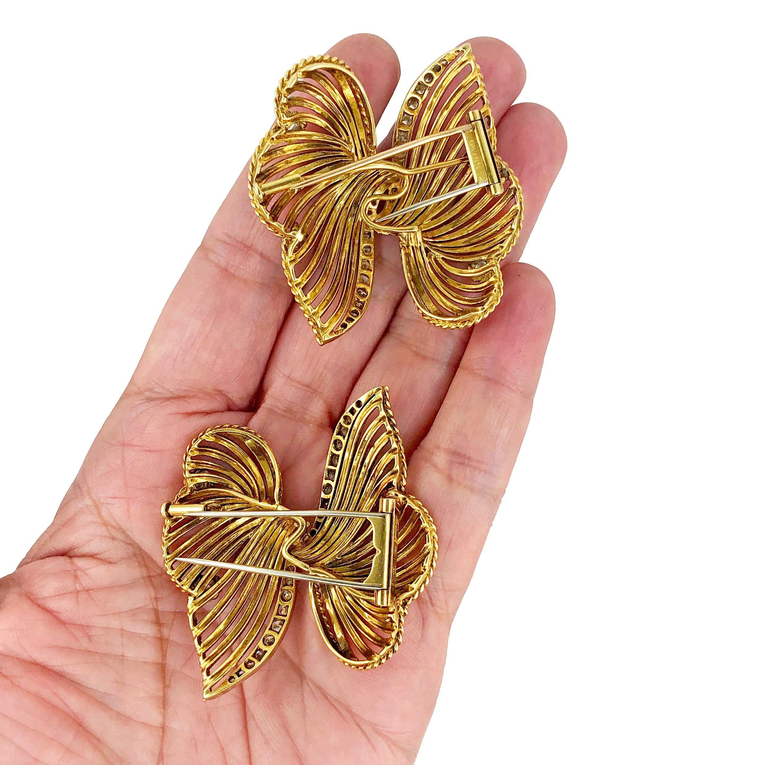 Cartier, paire de broches vintage en forme de nœud papillon en or et diamants, années 1950 Unisexe en vente