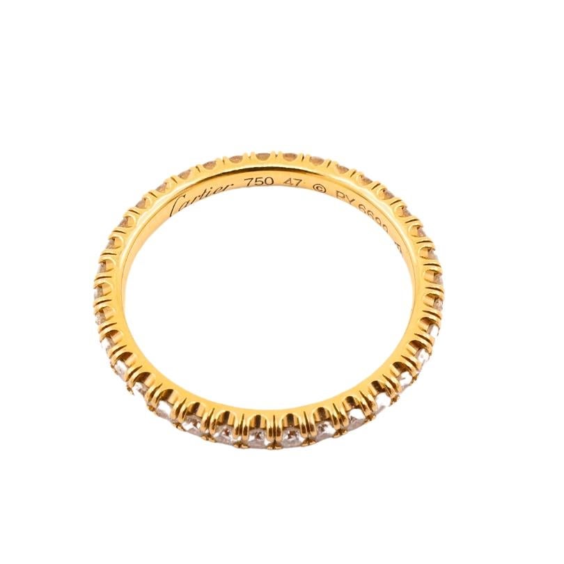 Una classica fede nuziale con diamante di Cartier realizzata in oro 18 carati. I diamanti hanno un peso di ~0,01 pts ciascuno; in totale ci sono 36 diamanti in questa fascia per l'eternità. L'incastonatura a quattro punte permette alla luce di