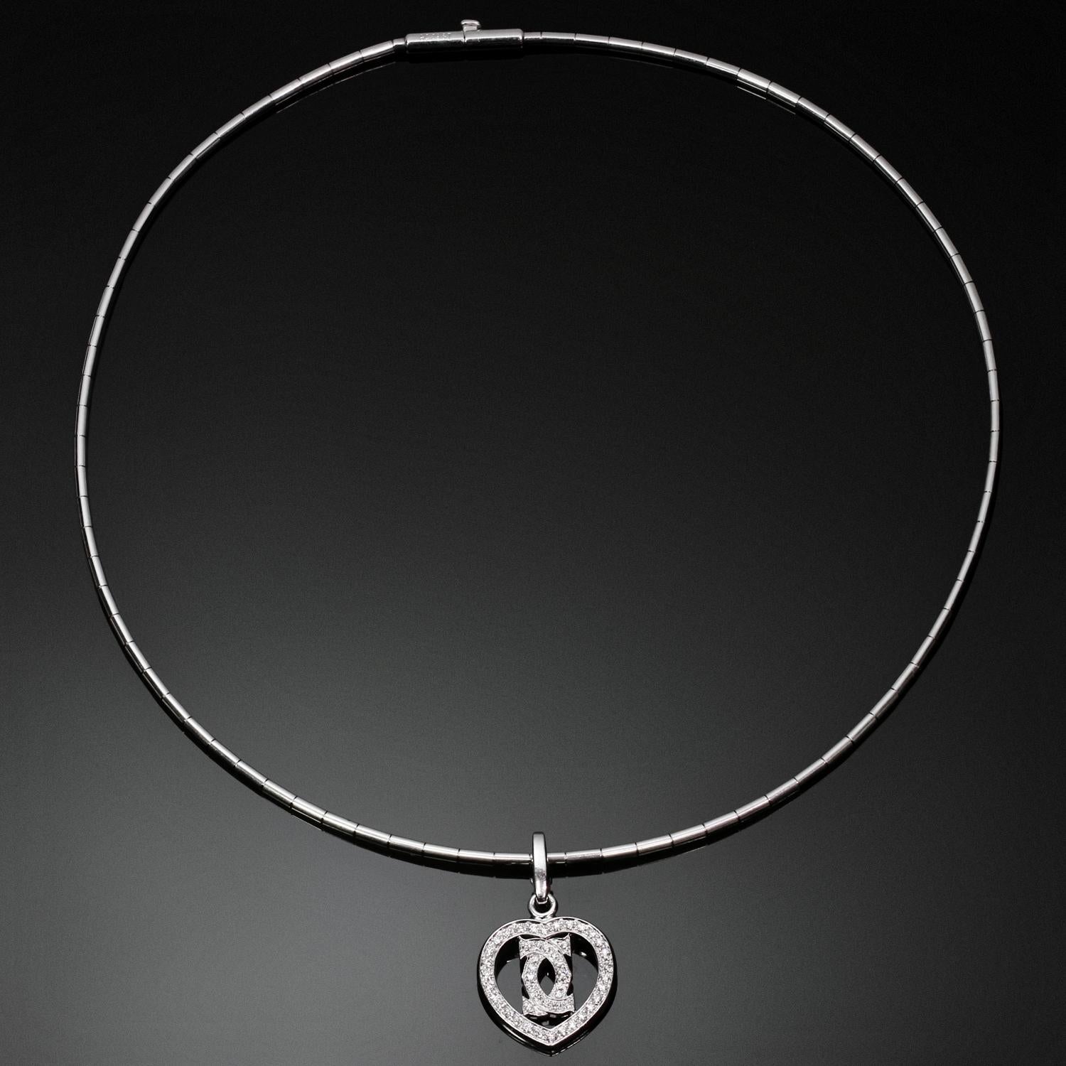 Cet élégant collier Cartier est réalisé en or blanc 18 carats et présente un pendentif rehausseur en forme de cœur ouvert, serti de 48 diamants ronds D-E-F VVS1-VVS2 taille brillant, d'un poids estimé à 0,70 carats. Fabriqué en France dans les