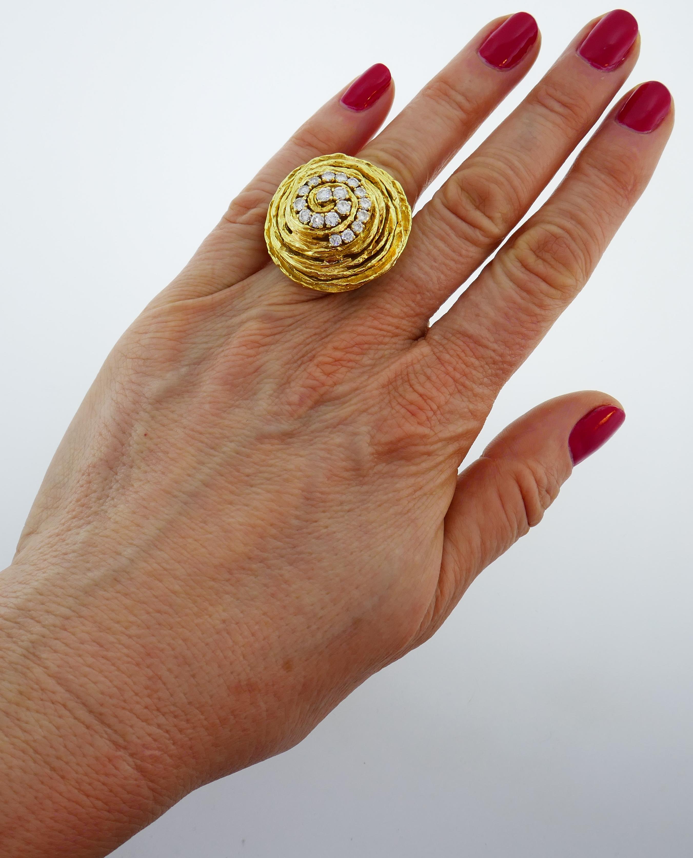 Chic and bold cocktail ring created by Cartier New York in the 1980s. Elegant and stylish, the ring is a great addition to your jewelry collection.
It is made of 18 karat (tested) yellow gold and  set with seventeen round brilliant diamonds (G