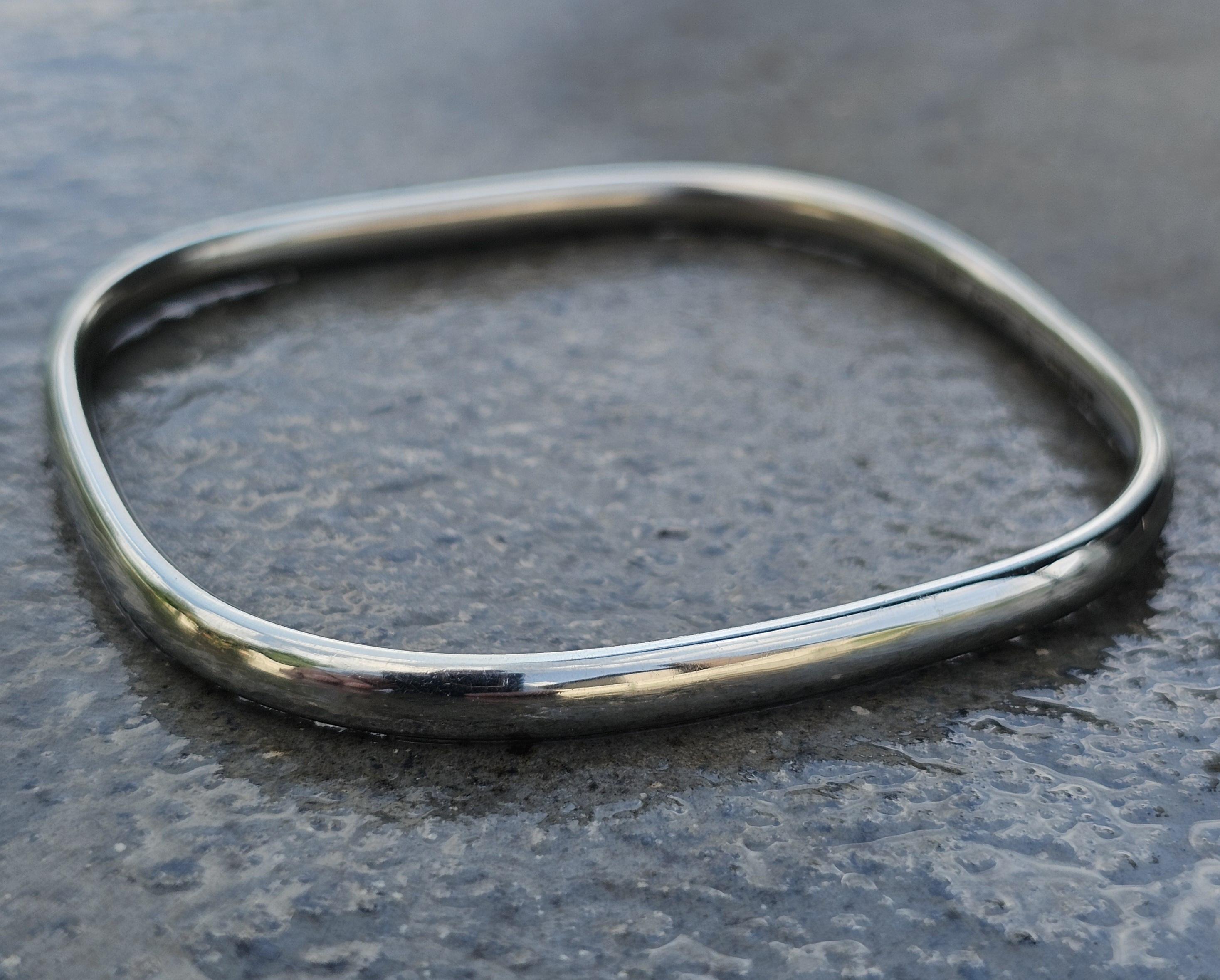 Valorizza il tuo stile con questo braccialetto bangle vintage di Cartier Dinh Van. Realizzato in oro bianco 18 carati, questo pezzo presenta un design elegante e minimalista. Con una lunghezza di 8 pollici e una larghezza di 5 mm, offre un tocco