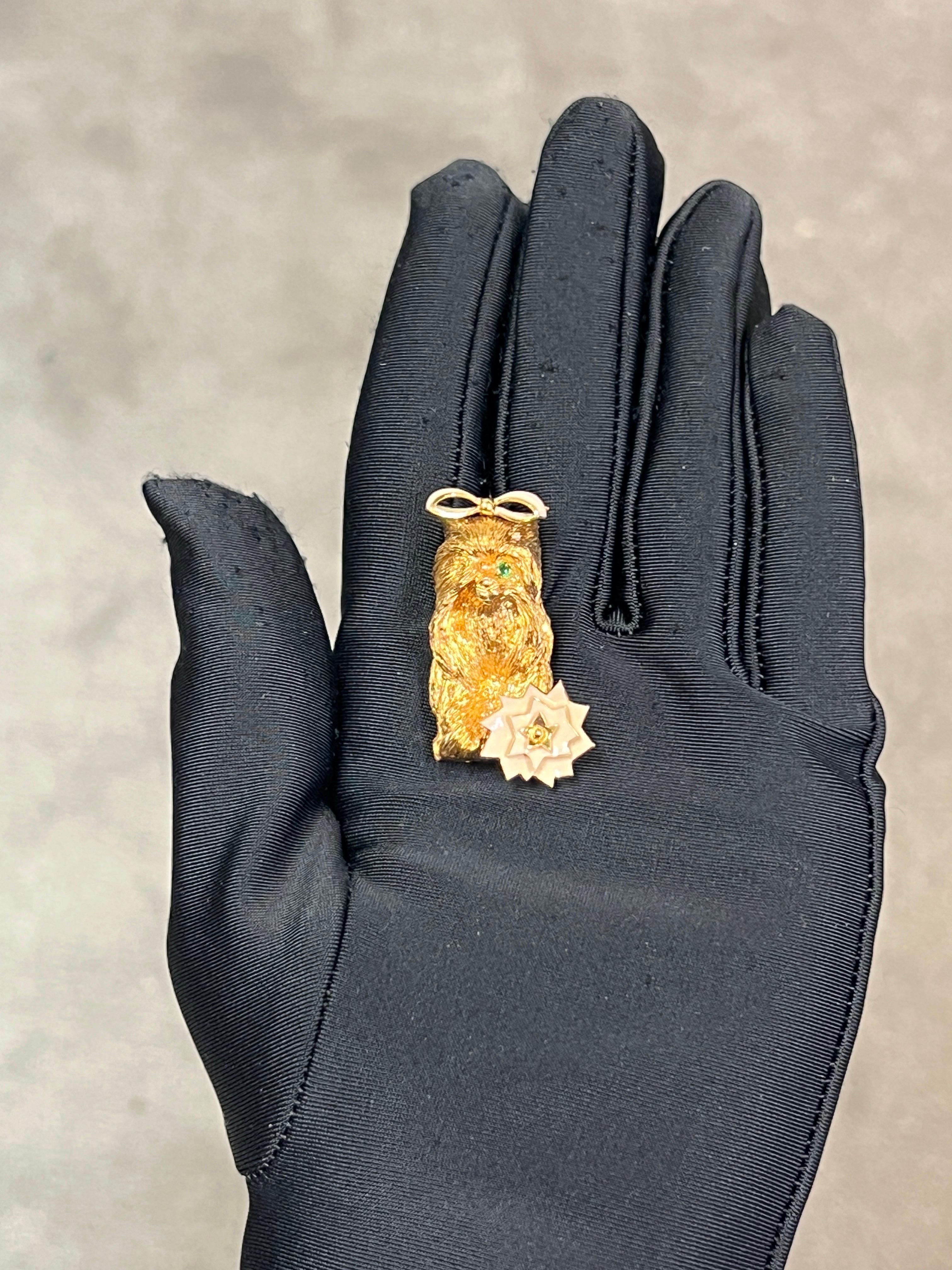 Broche Perro Cartier 

Broche que representa a un caniche yorkshire terrier con un ojo engarzado en esmeralda, guiñando el otro. También está adornado con un lazo esmaltado y una roseta

Longitud aproximada: 1,5 pulgadas 
Peso aproximado: 20,9