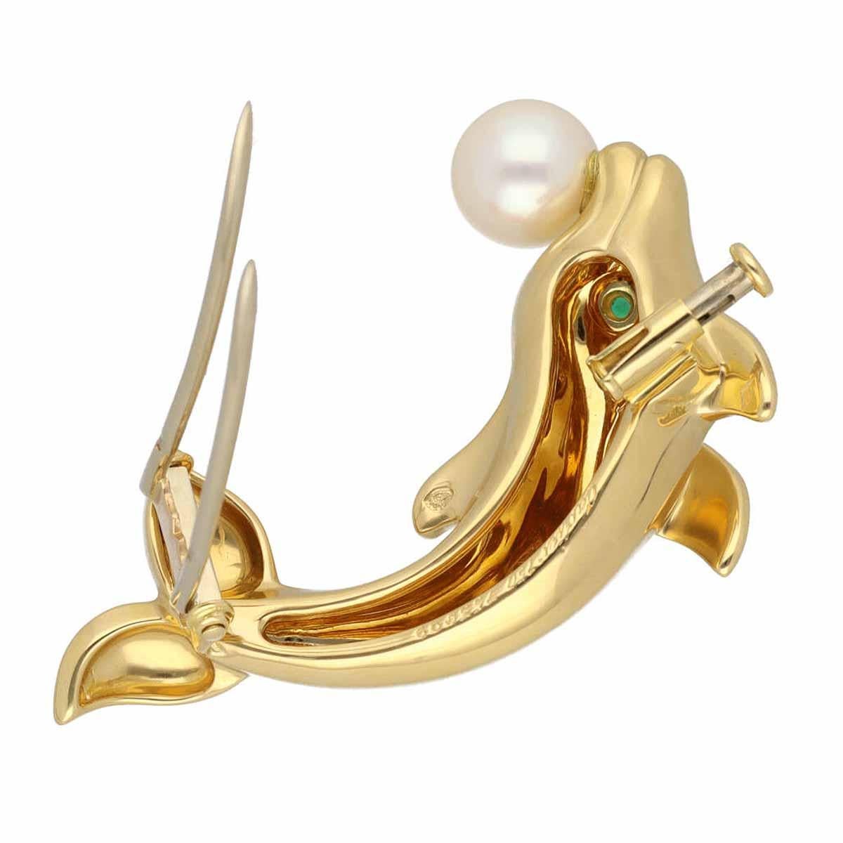 Round Cut Cartier Dolphin ORFY Clip Pearl Emerald 18K Yellow Gold Brooch For Sale