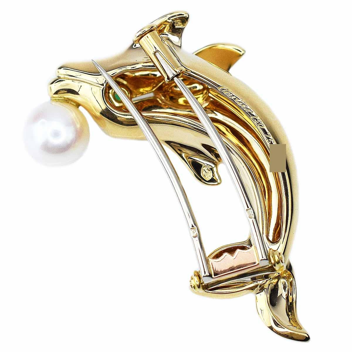Taille ronde Cartier Broche à clip en or jaune 18 carats avec perle de dauphin et émeraude ORFY en vente