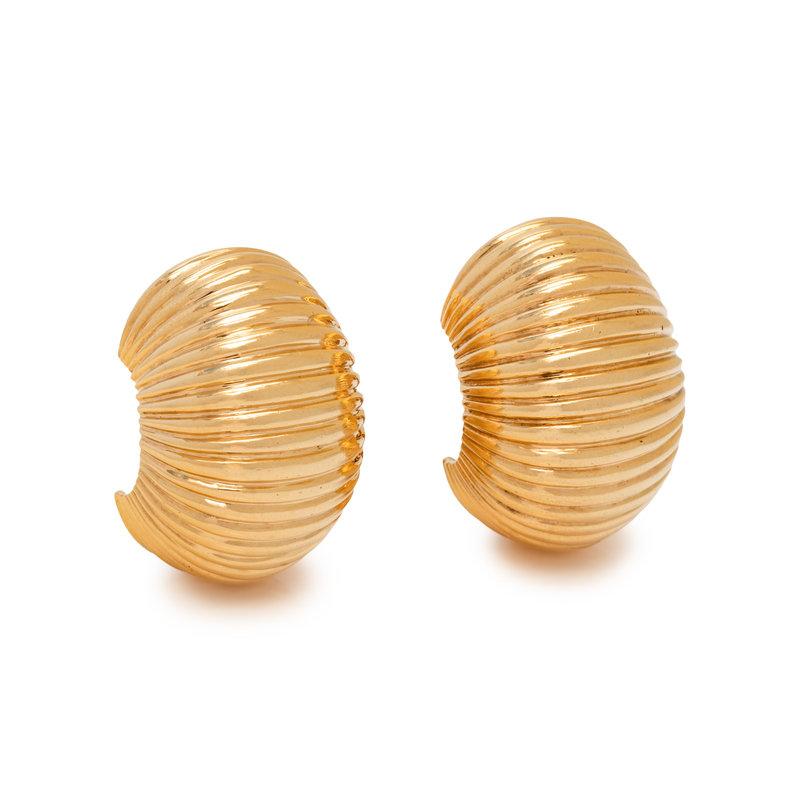 These Cartier yellow gold ear clips feature a domed ridge design in 18K gold. 1 inch long. Stamped Cartier (French hallmark maker’s mark). Gross weight: 14.10 dwt.
1990 Circa
With Original Box
