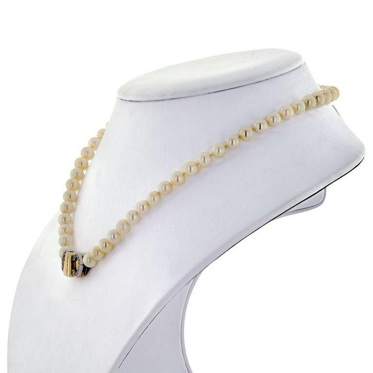 Designed as a single strand pearl necklace with a tri-colored gold double 