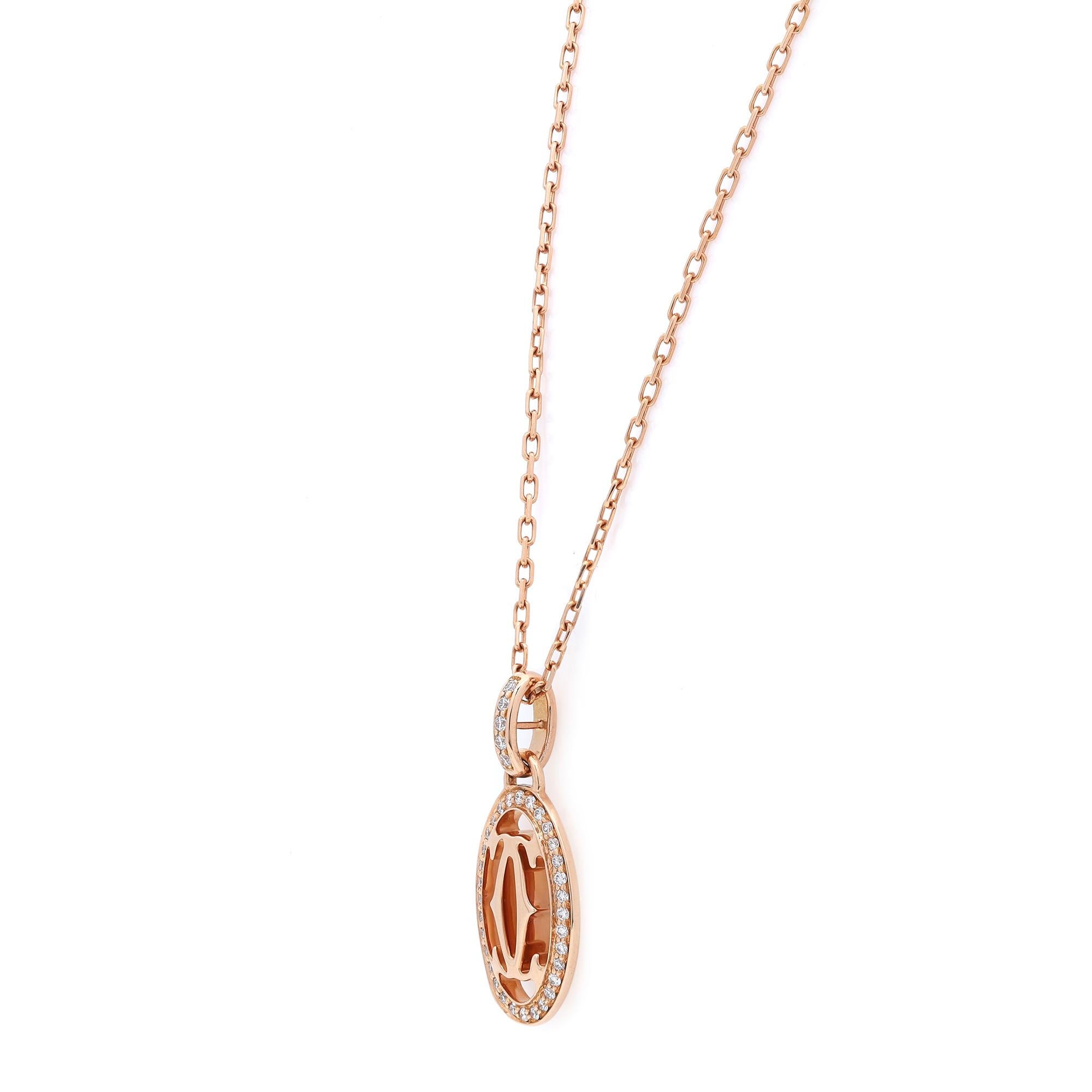 Questa splendida collana con ciondolo con logo a doppia C di Cartier è realizzata in pregiato oro rosa 18 carati. Presenta 37 diamanti rotondi taglio brillante incastonati, per un peso totale di 0,10 carati. Lunghezza della catena: 16,5 pollici.