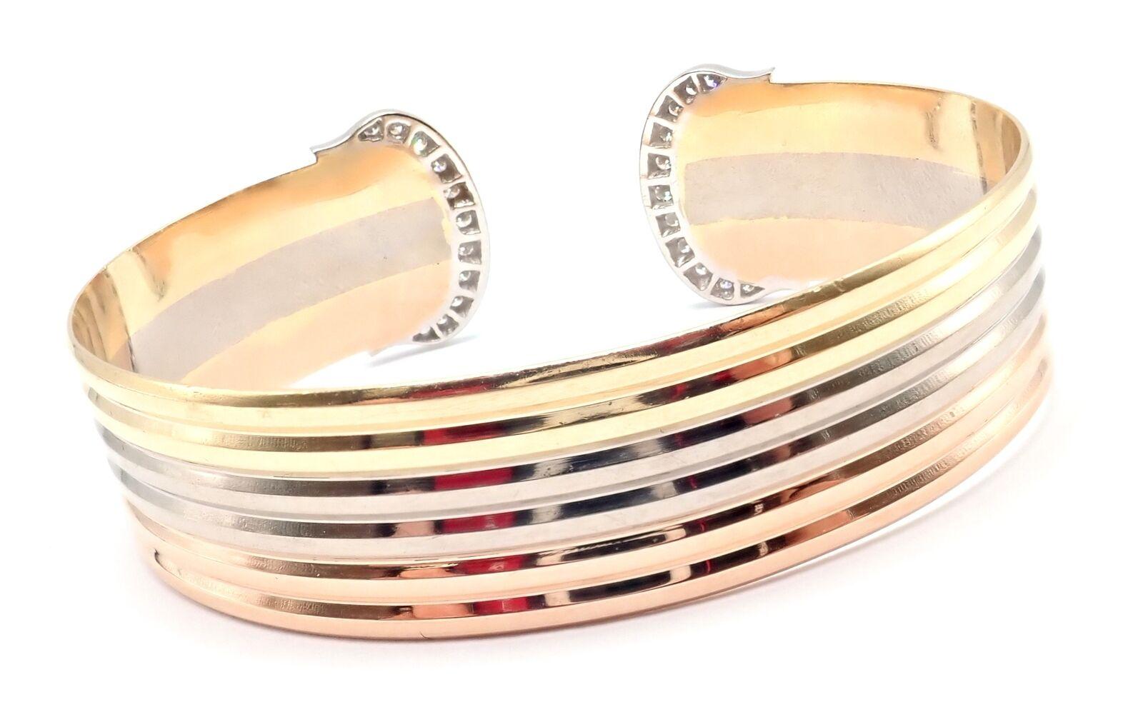 Bracciale Bangle in oro 18k tricolore (giallo, bianco e rosa) con diamanti Double-C di Cartier. 
Il bracciale Cartier in oro 18k Tri-Color Diamond Double C Wide Cuff Bangle combina elegantemente oro rosa, bianco e giallo. 
Questo bracciale largo
