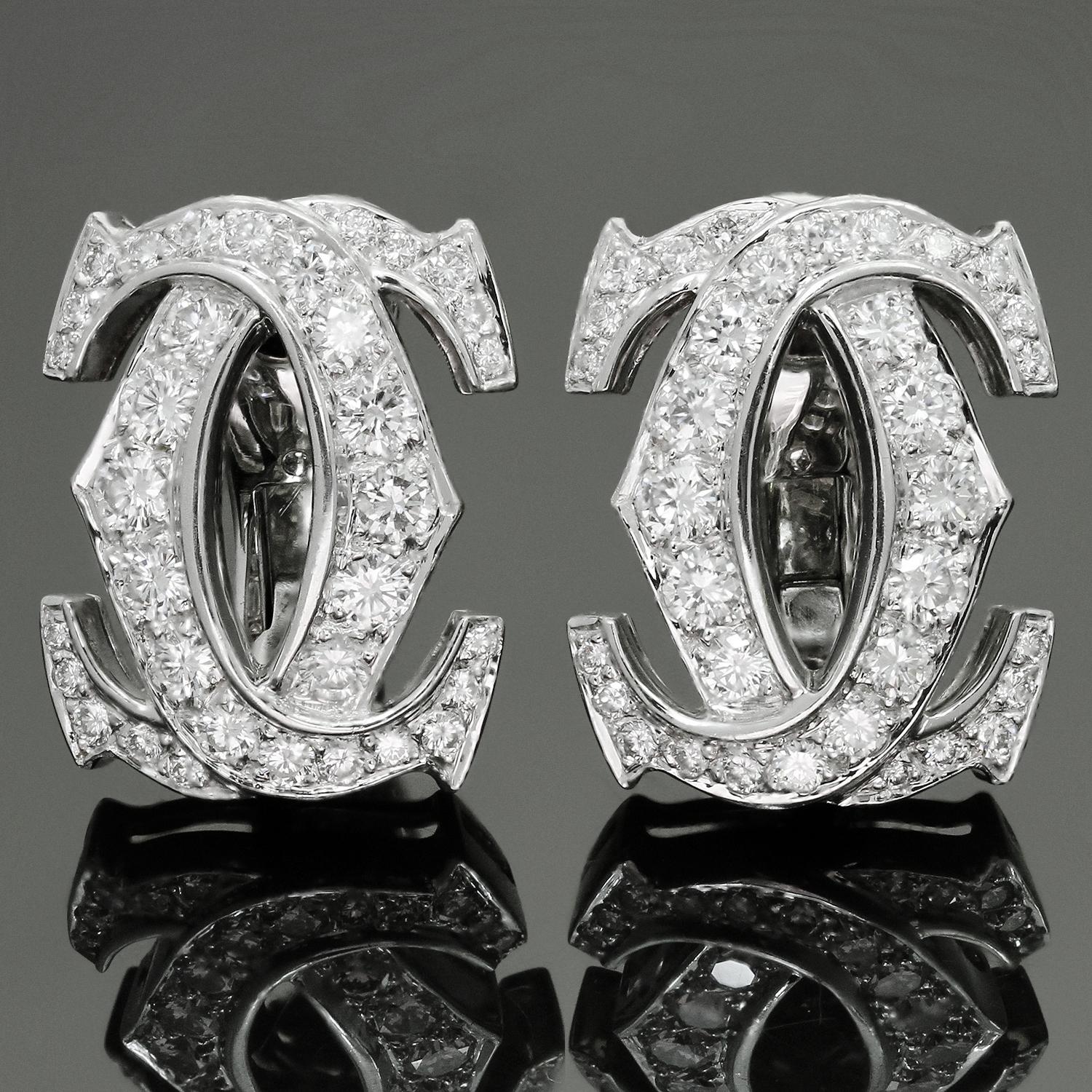 Diese klassischen Cartier-Ohrringe sind aus 18 Karat Weißgold gefertigt und mit runden D-E-F VVS1-VVS2-Diamanten im Brillantschliff besetzt, die auf 2,40 Karat geschätzt werden. Das Erkennungszeichen der Cartier-Welt ist das Doppel-C-Design, ein