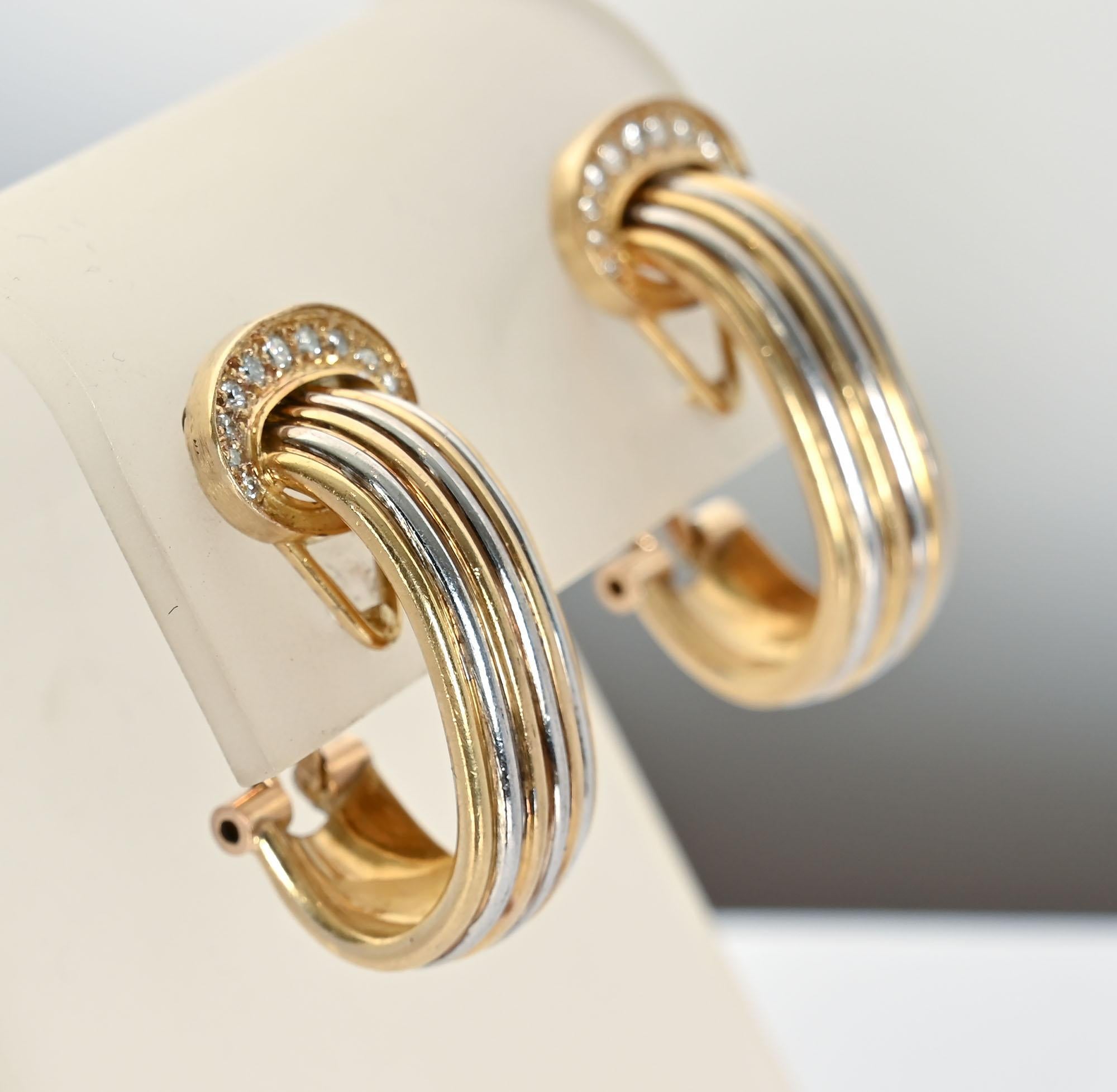 Cartier Doppel-C-Ohrringe mit abwechselnden Rippen aus Gelb- und Weißgold. Jedes C ist mit eingefassten Diamanten verziert.
Die Rückseiten sind Pfosten und Klammern. Die Maße sind 1 1/8