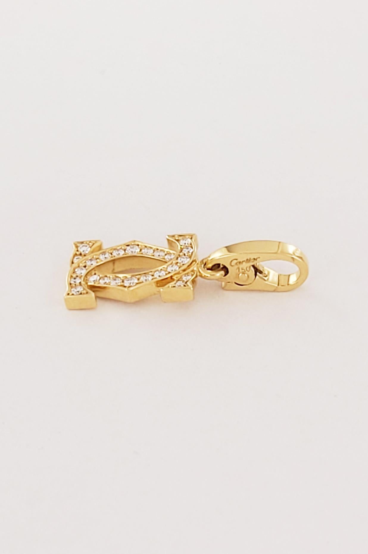 Taglio rotondo Ciondolo con doppio logo C di Cartier in oro giallo 18 carati e diamante in vendita