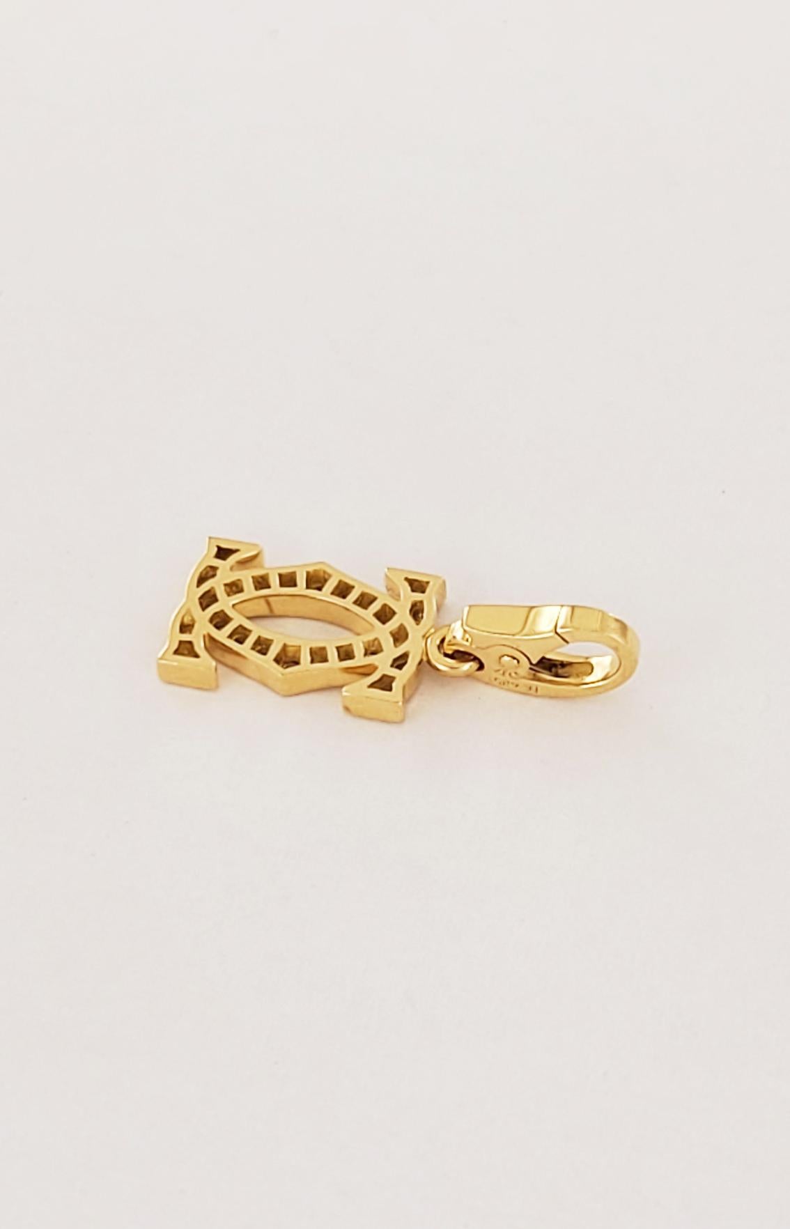 Ciondolo con doppio logo C di Cartier in oro giallo 18 carati e diamante In condizioni ottime in vendita a New York, NY