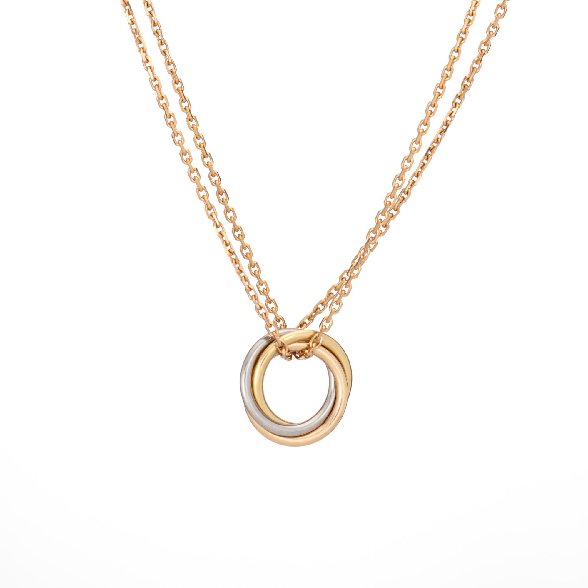 Élégant et finement détaillé, le mini-collier Trinity à double chaîne de Cartier, en or jaune 18 carats, est d'occasion.  

Le collier se porte joliment sur la nuque et sa longueur est réglable de 14,5 à 16 pouces. Il est parfait porté seul comme