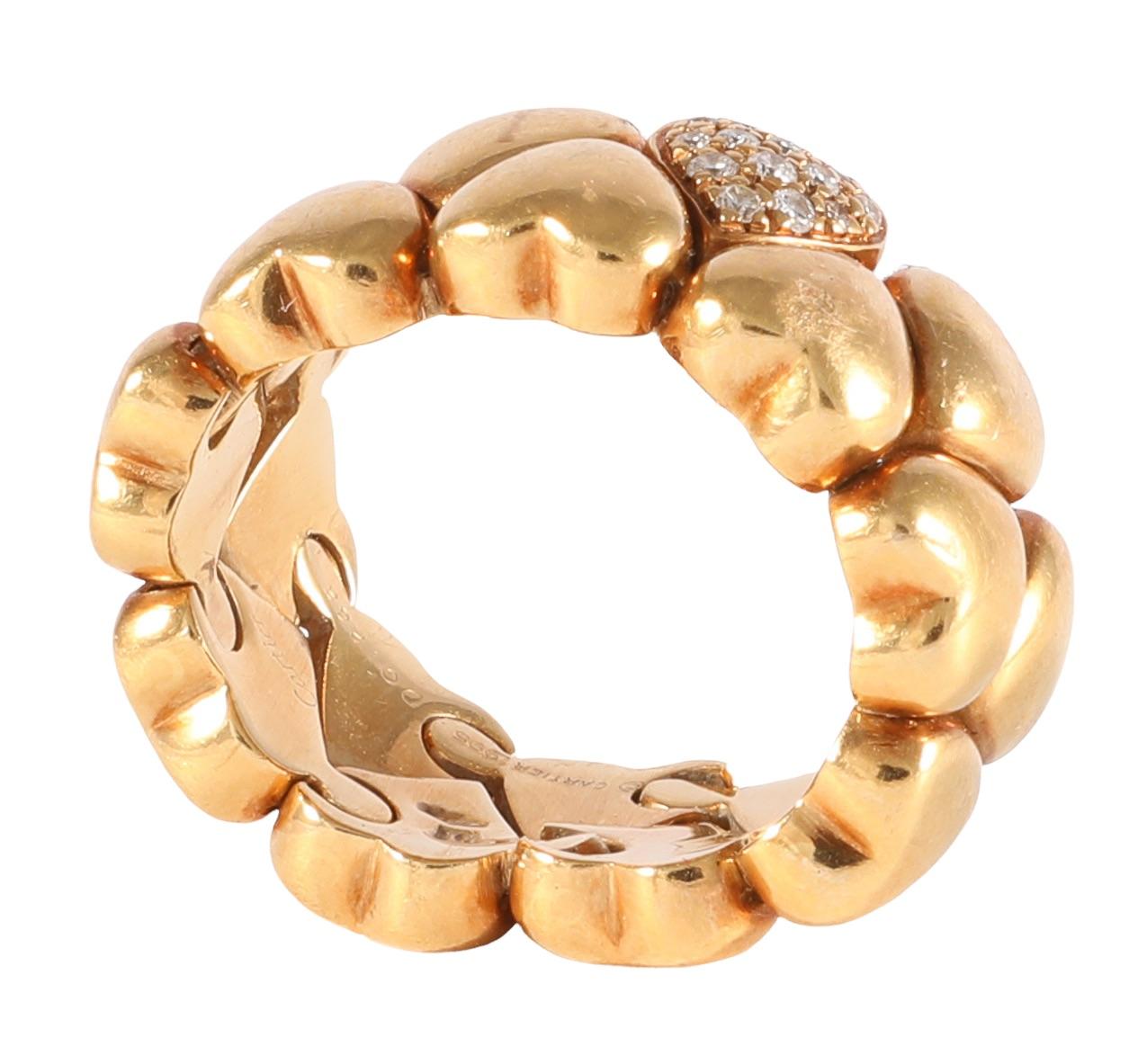 Ikonischer Ring von Cartier aus der Kollektion Double Coeurs. Das Band ist flexibel, besteht aus zwei Reihen bauschiger Goldherzen und ist mit einem Herz voller Pavé-Diamanten von etwa 0,15 Karat besetzt. 
Signiert und gestempelt Cartier, 1995,