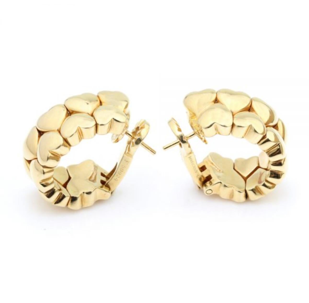 Ikonische Cartier-Ohrringe aus der Collection'S Double Coeurs
Ring mit Ohrringen aus zwei Reihen polierter Goldherzen.

Gezeichnet: vollständig signiert Cartier, 1994, nummeriert, 750. Gewicht - 31,7 Gramm.
Abmessungen: 2 cm in der Länge 1 cm