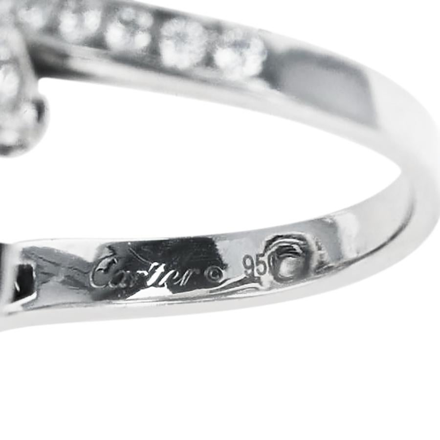 Ein Cartier-Doppeldiamantring-Cocktailring, Platin. Die beiden Diamanten wiegen 1,06 Karat und 1,07 Karat. Die seitlichen Diamanten haben ein Gesamtgewicht von 6 Karat. Das Gesamtgewicht beträgt 12,58 Gramm. Die Ringgröße ist US 8.25. 