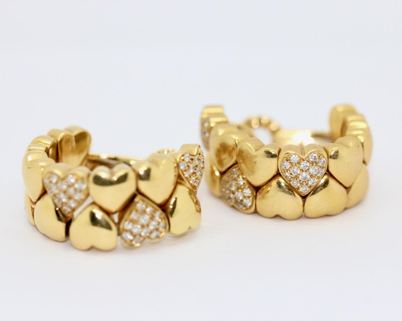 Schöne und seltene Cartier Double Heart Coeur Ohrringe, 18 Karat Gold mit Diamanten. 

Inklusive Original Cartier Echtheitszertifikat und Box.

Aus der gleichen Collection'S bieten wir auch den passenden Bandring an.
