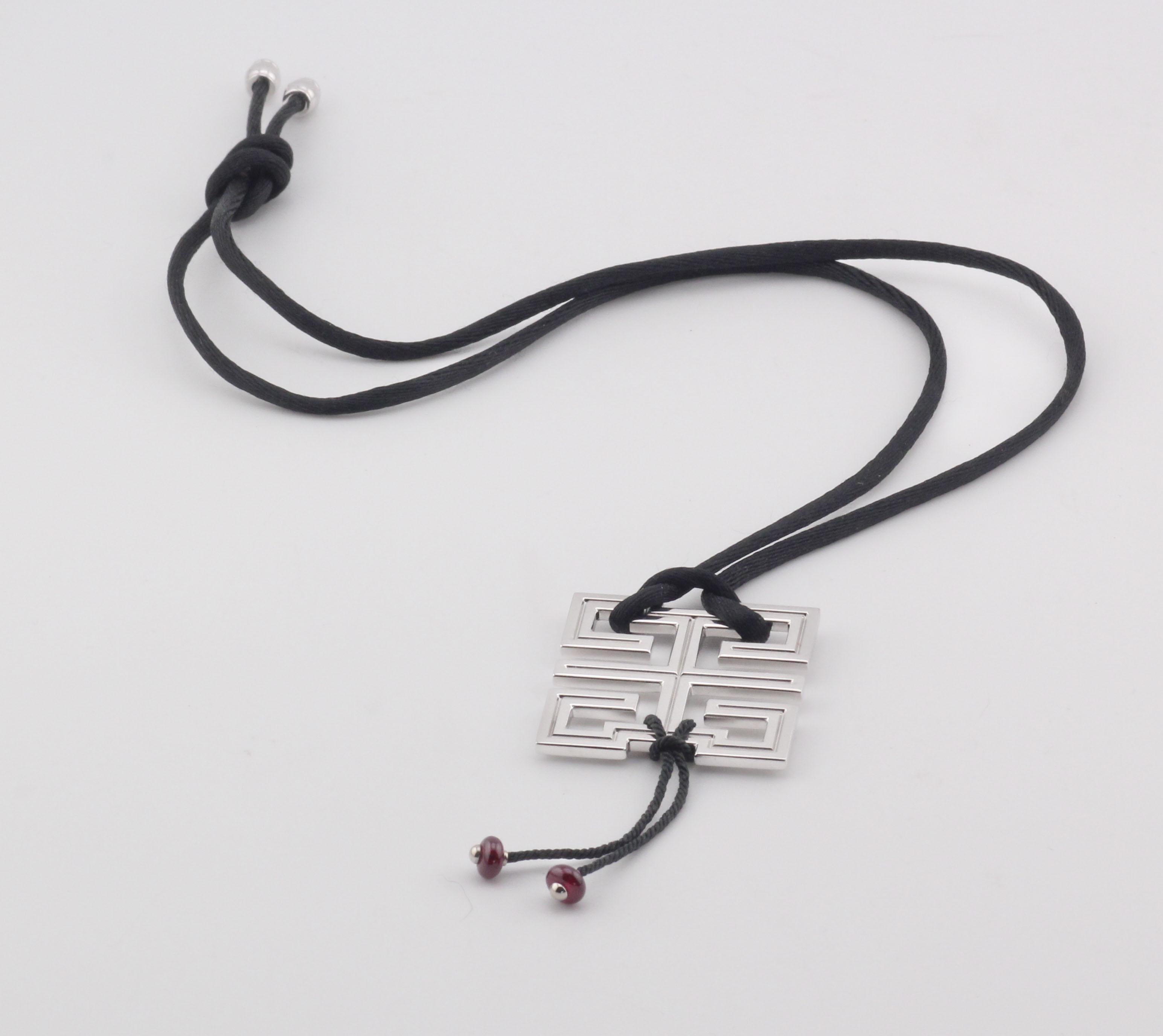 Rehaussez votre collection avec ce superbe collier Dragon Wish Knot de Cartier, qui se distingue par son savoir-faire exquis et son design emblématique. La pièce maîtresse est le célèbre motif 