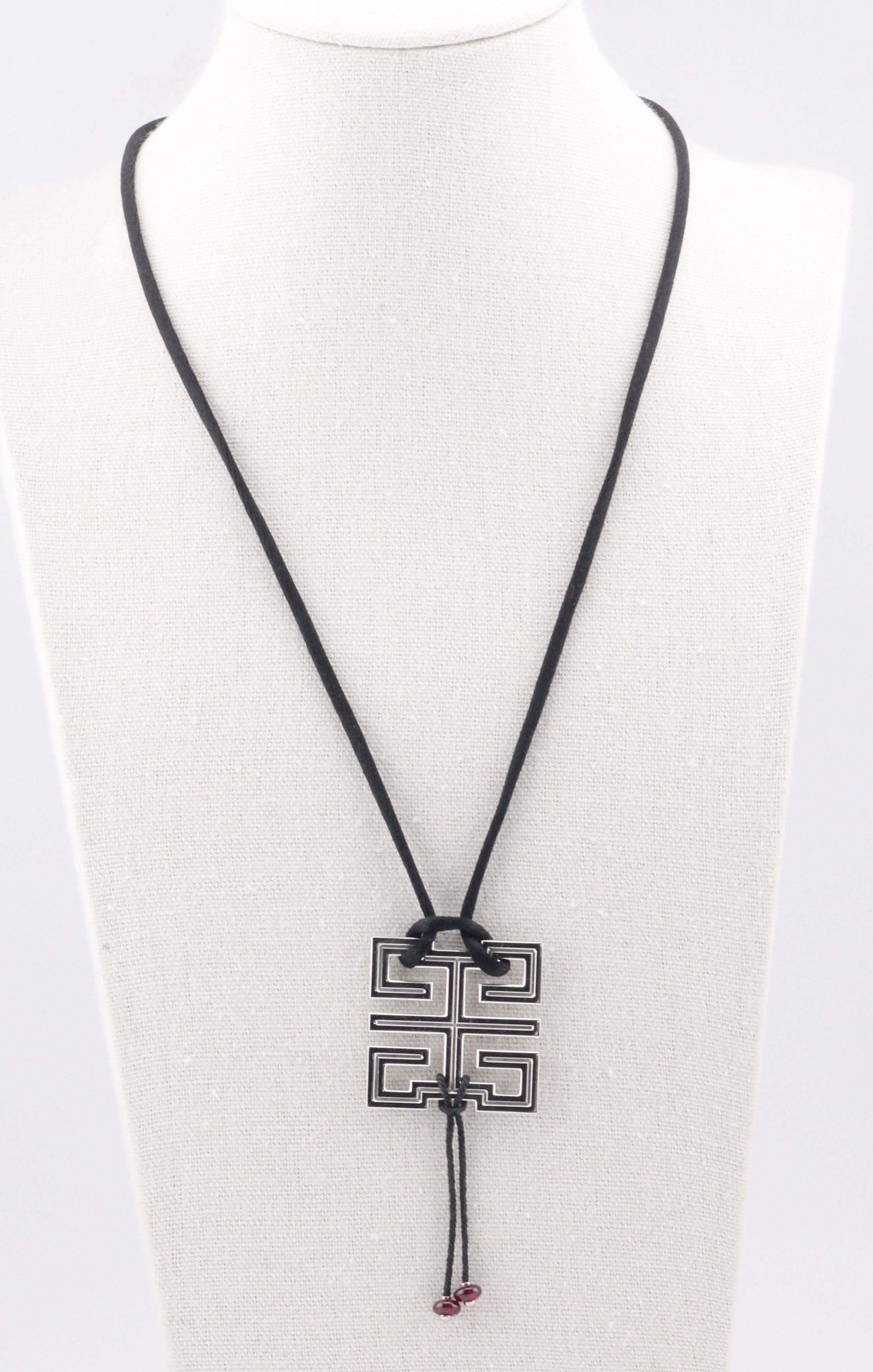 Taille ronde Collier de satin en or blanc 18 carats Dragon Wish Knot Ruby en vente