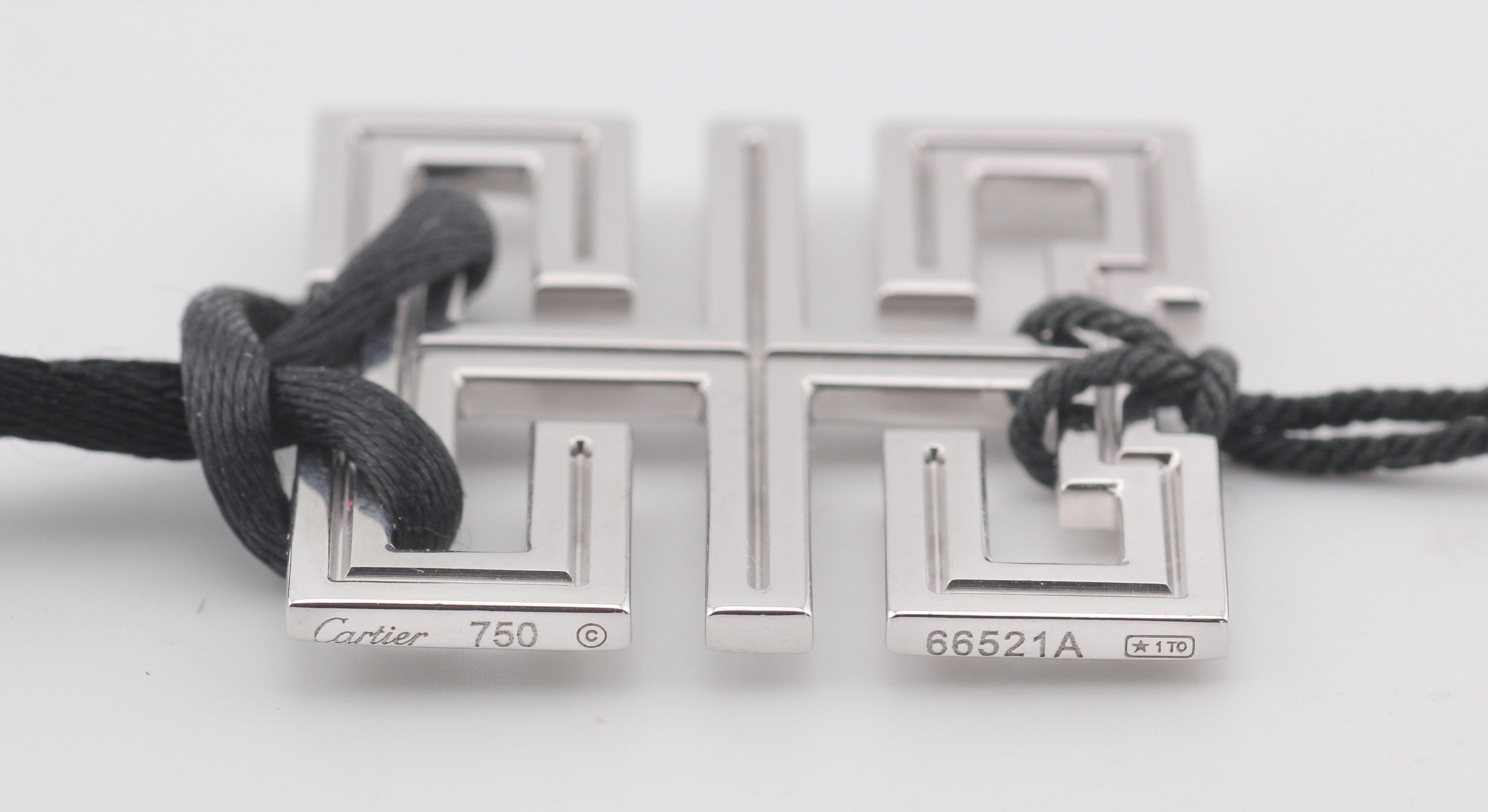 Collier de satin en or blanc 18 carats Dragon Wish Knot Ruby Unisexe en vente