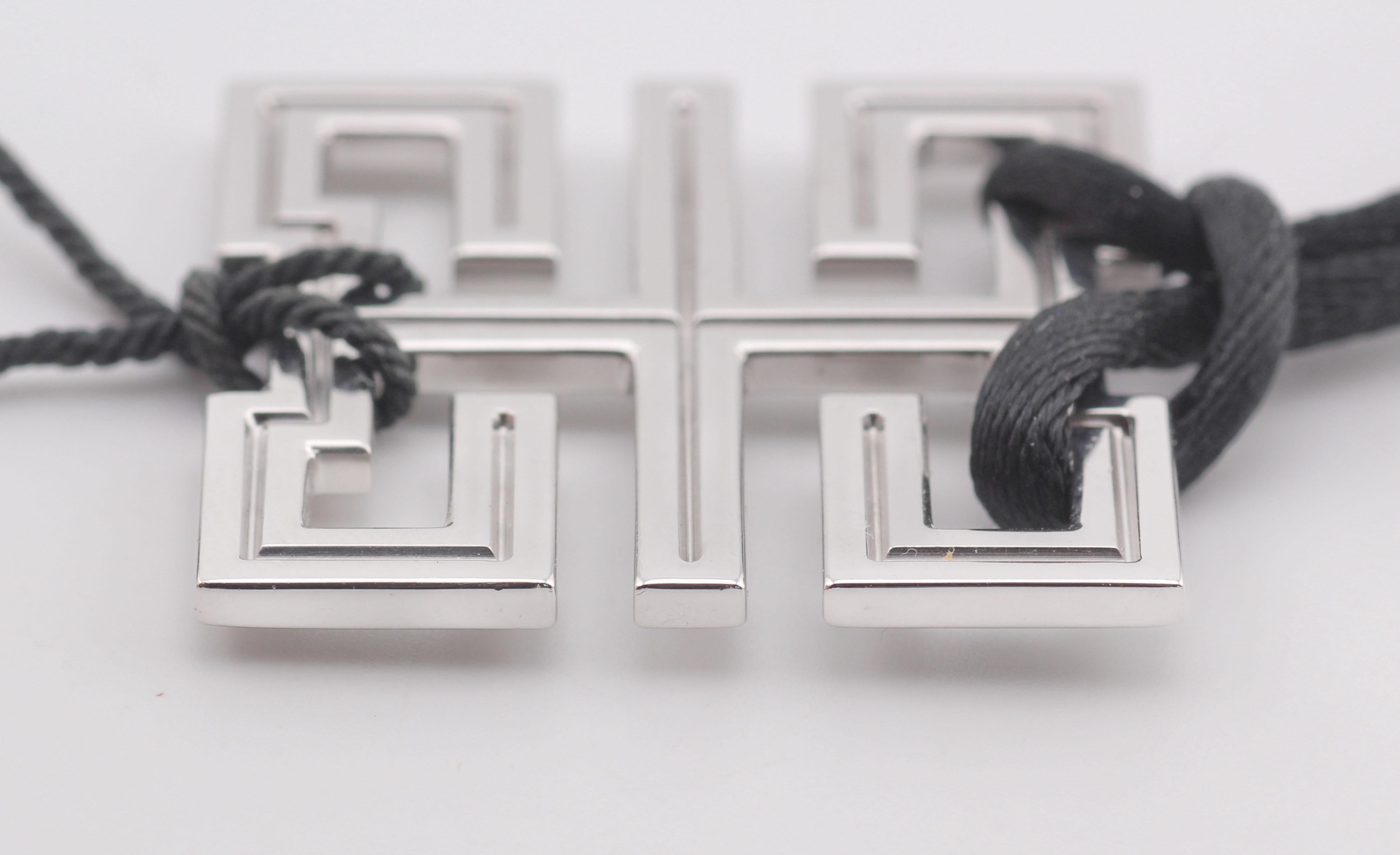 Collier de satin en or blanc 18 carats Dragon Wish Knot Ruby en vente 1