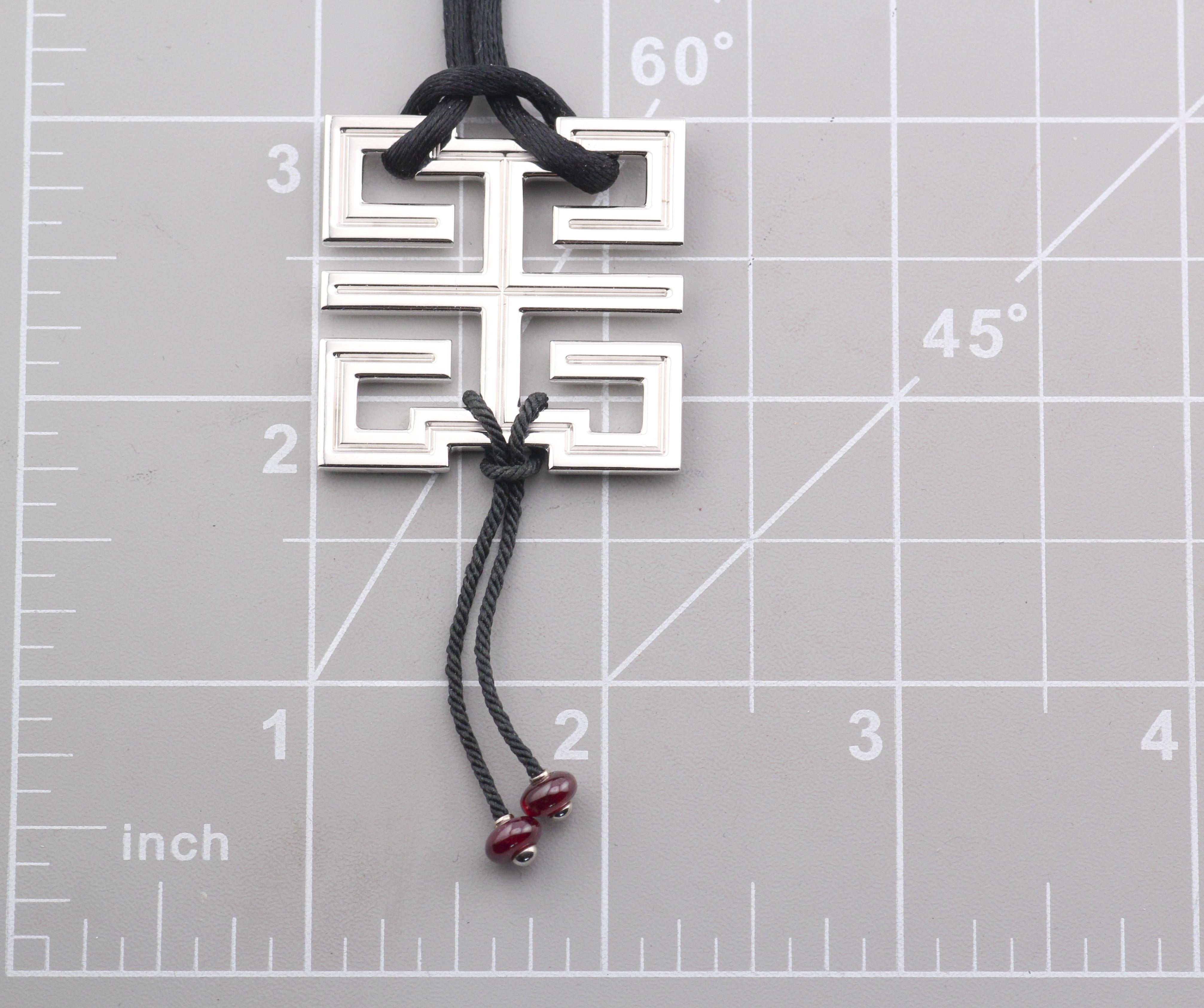 Collier de satin en or blanc 18 carats Dragon Wish Knot Ruby en vente 3