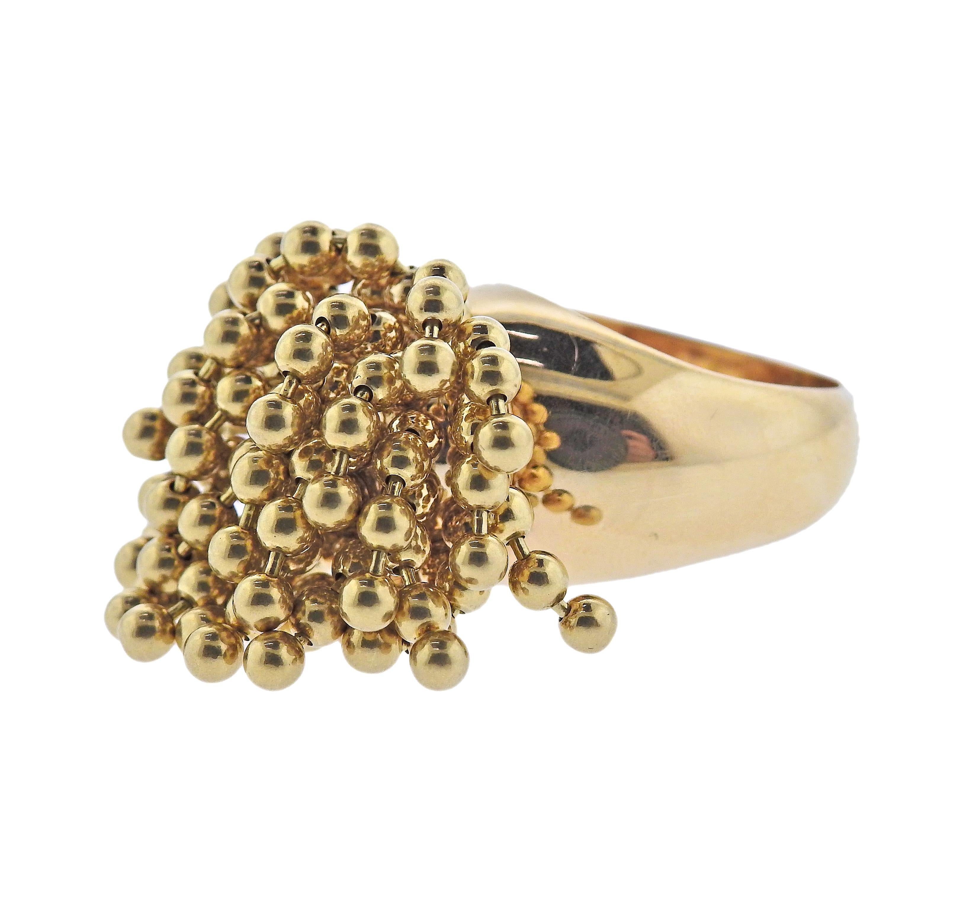 Großer Cocktailring aus 18 Karat Gelbgold, entworfen von Cartier für die Collection'S Draperie de Decollete, mit beweglichen Kugelcharms. Ringgröße - 9,5, Ringspitze hat einen Durchmesser von ca. 33 mm. Gezeichnet: 18k, Cartier, französische Marken