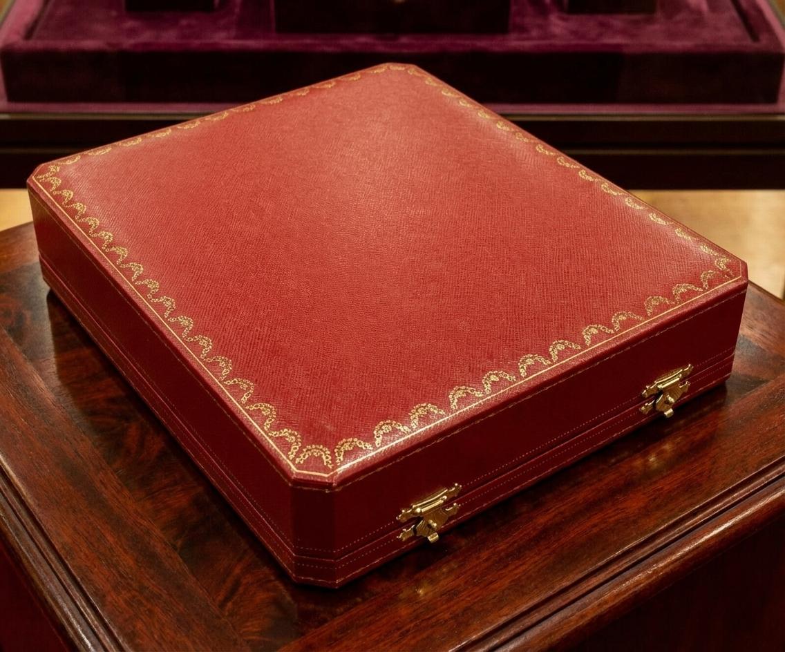 Taille ronde Collier Draperie de Décolleté en or 18K avec diamants et boîte de Cartier en vente