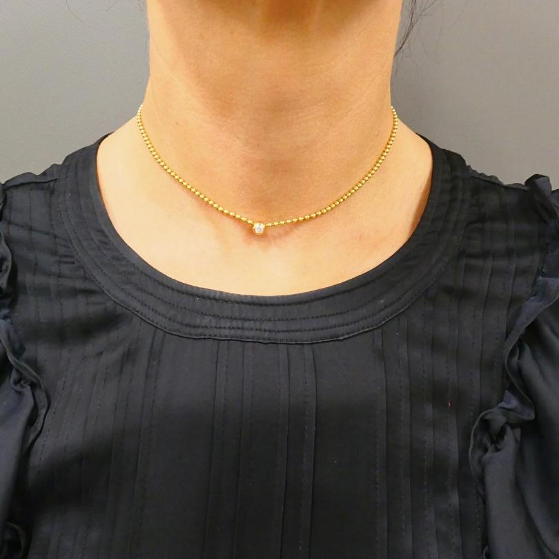 Questa autentica collana Cartier Draperie De Décolleté è realizzata in oro giallo 18 carati e presenta una delicata catena di perline con eleganti motivi a sfera. Lunga 14 pollici, la collana è impreziosita da un diamante taglio brillante