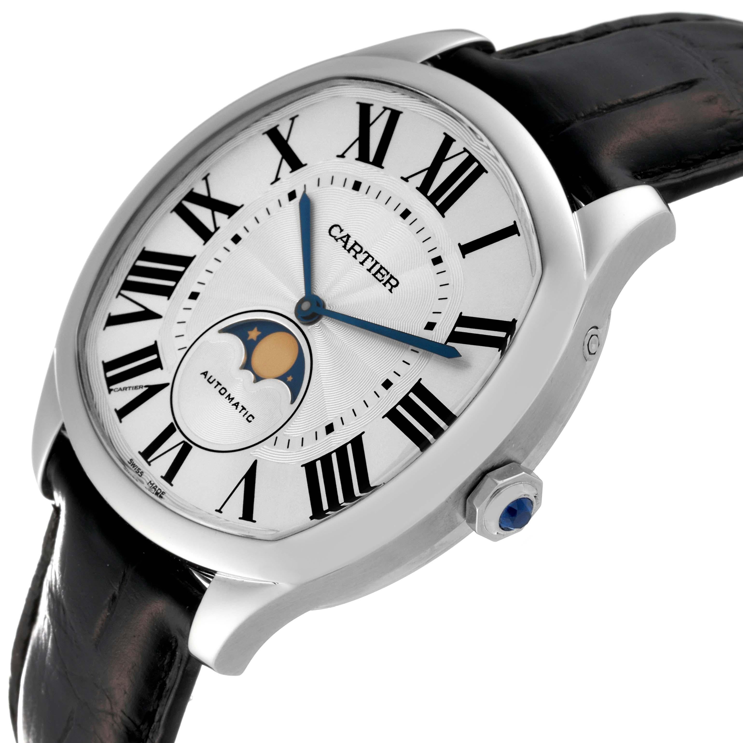 Cartier Drive Silber Zifferblatt Mondphase Stahl Herrenuhr WSNM0008. Automatisches Uhrwerk mit Selbstaufzug. Kissenförmiges Edelstahlgehäuse mit einem Durchmesser von 40,0 mm. Krone besetzt mit facettiertem blauem Spinell. Transparenter