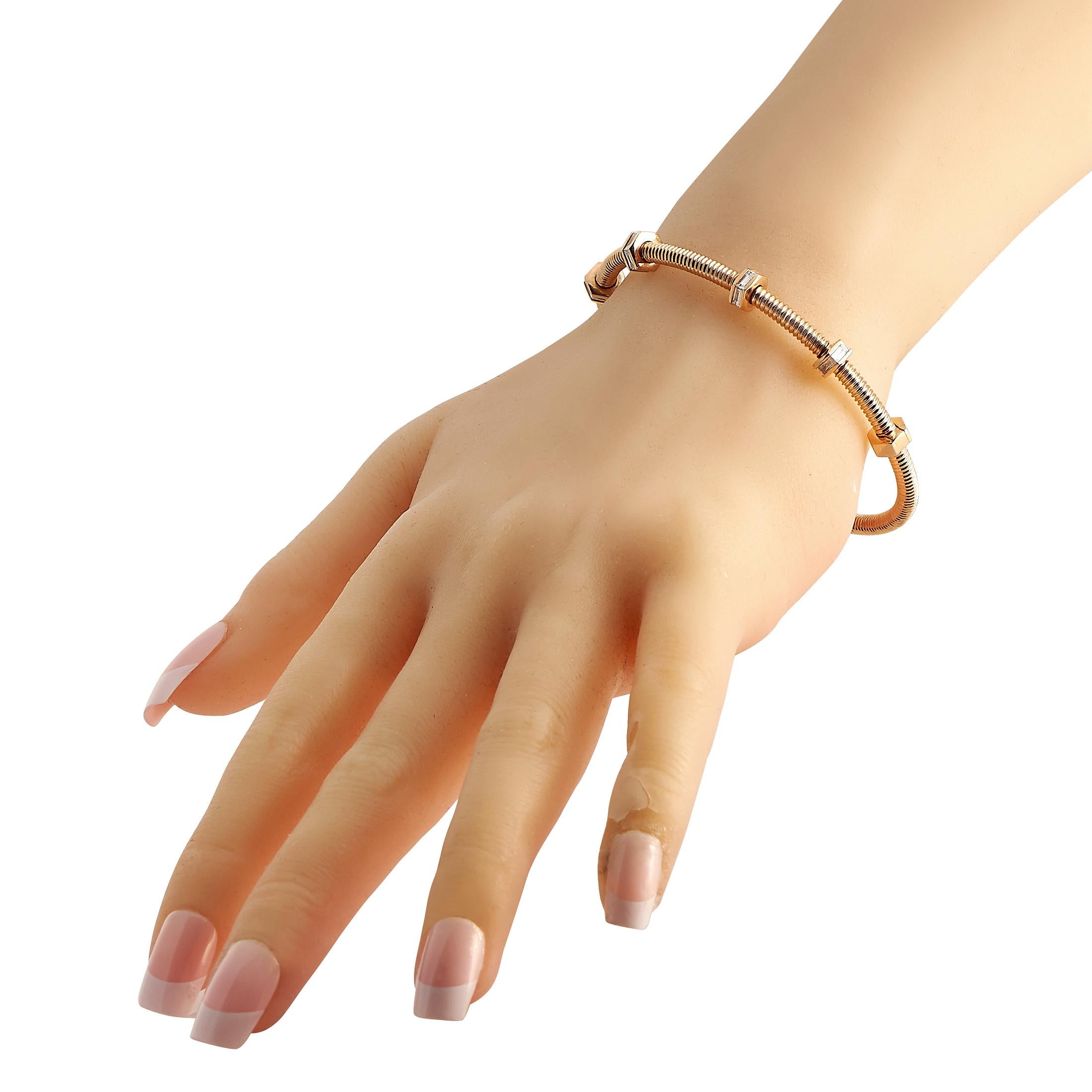 Avec un design audacieux et extraordinaire, ce bracelet Ecrou de Cartier en or rose trouvera sa place dans la collection de bijoux des audacieux et des courageux. Le bracelet présente une bande striée avec des écrous décoratifs et mobiles sertis de
